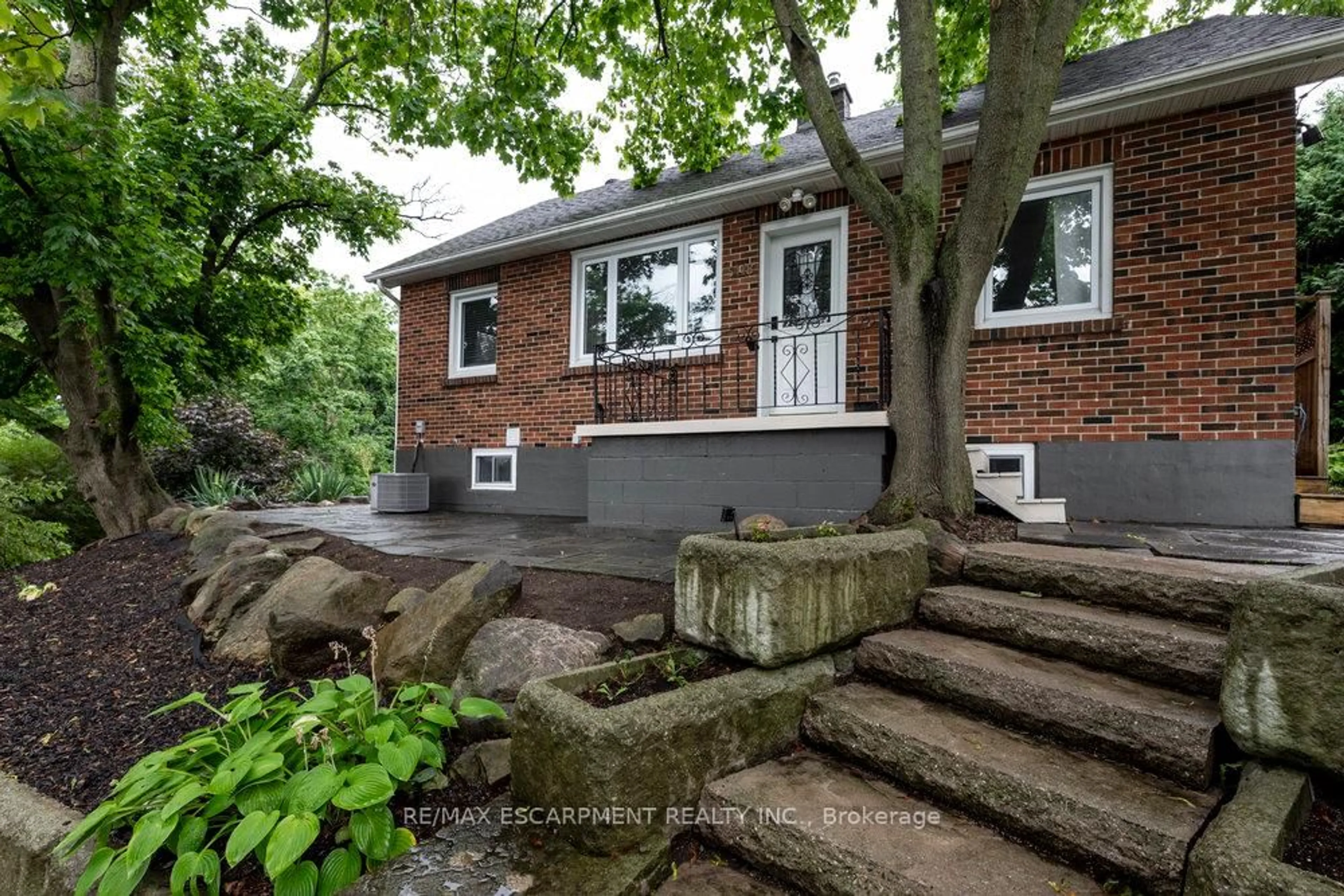 Home with brick exterior material, street for 5418 KING St, Lincoln Ontario L0R 1B3