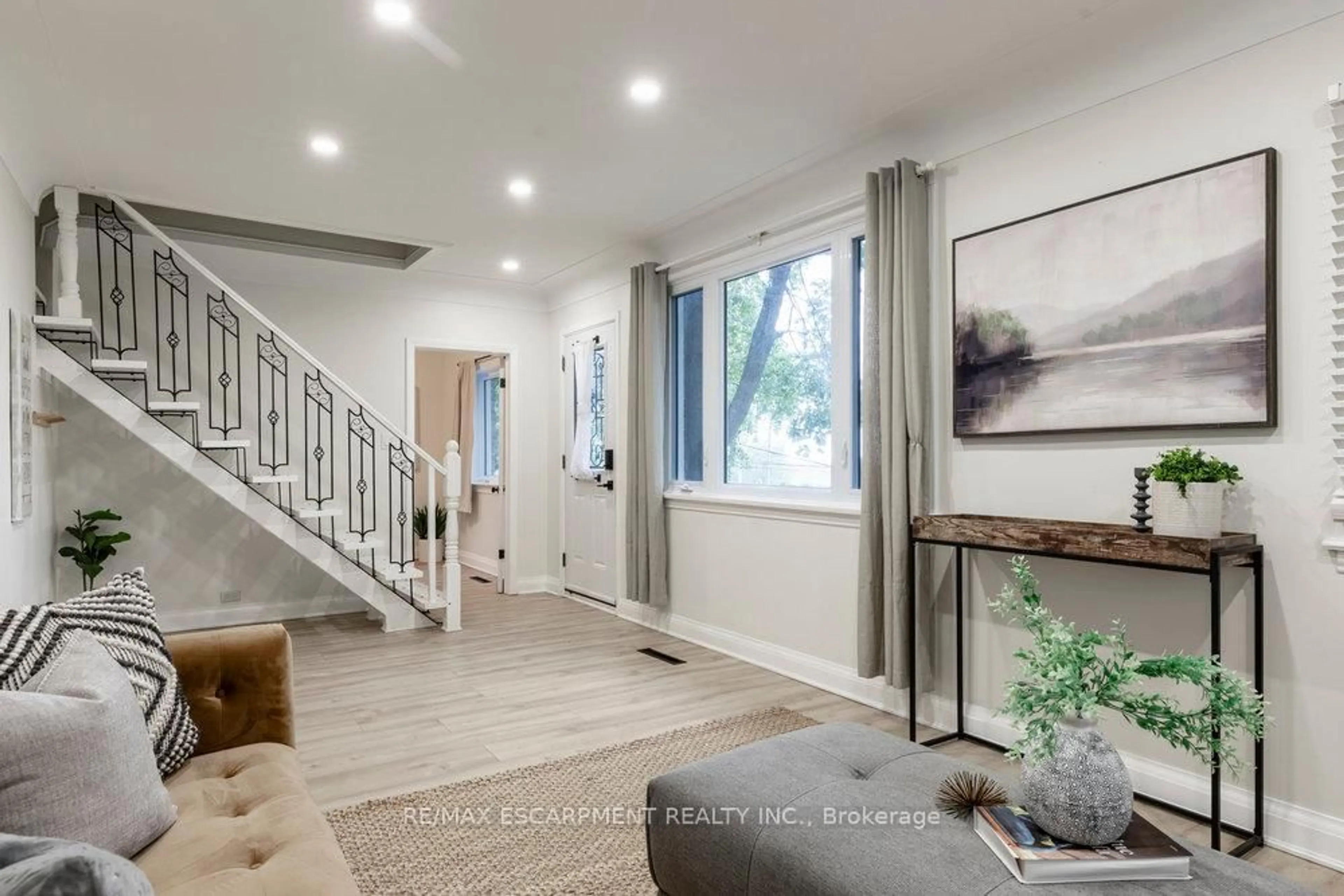 Indoor entryway for 5418 KING St, Lincoln Ontario L0R 1B3