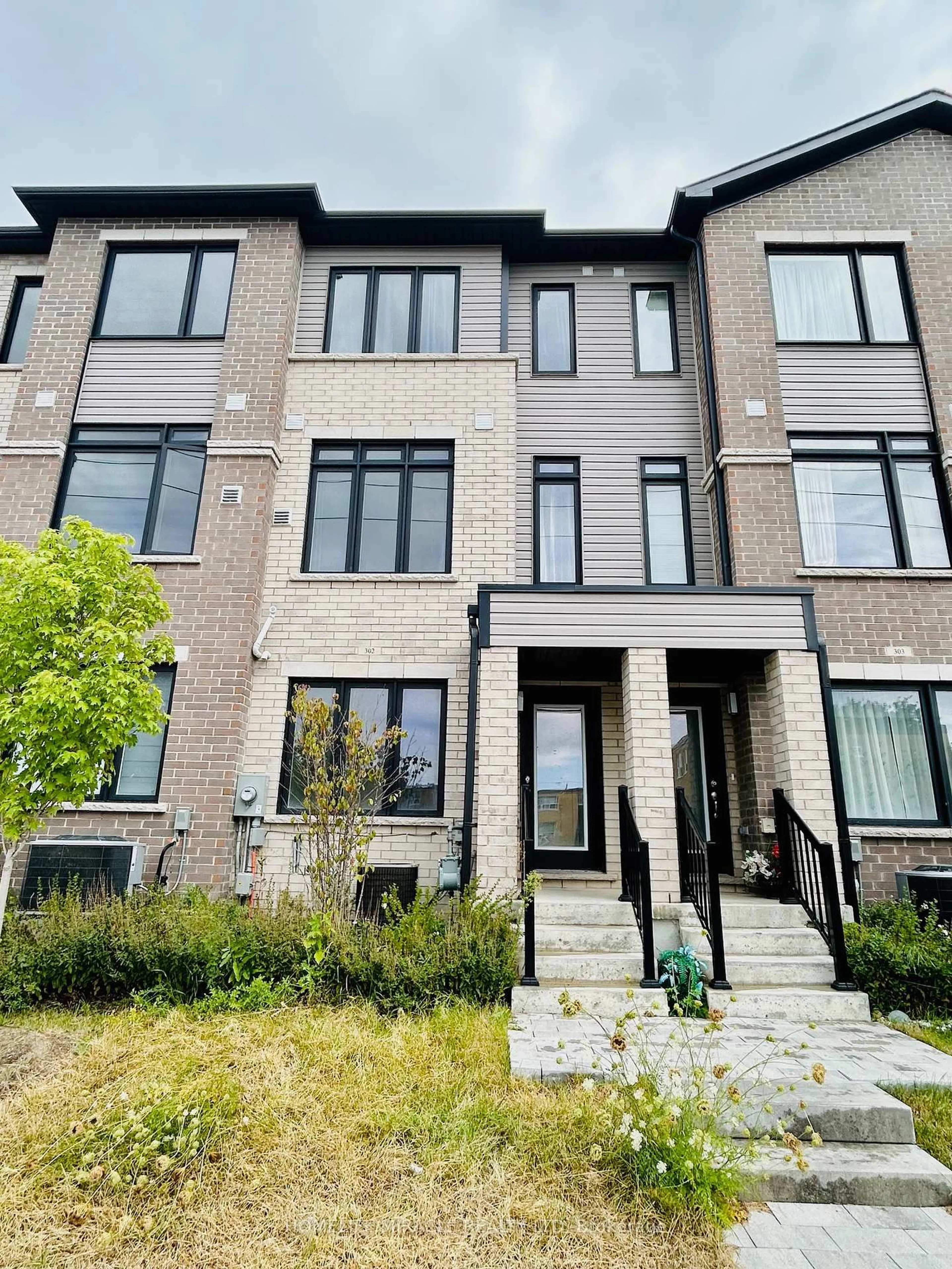 Home with brick exterior material, unknown for 585 Colborne St, Brantford Ontario N3S 0K4