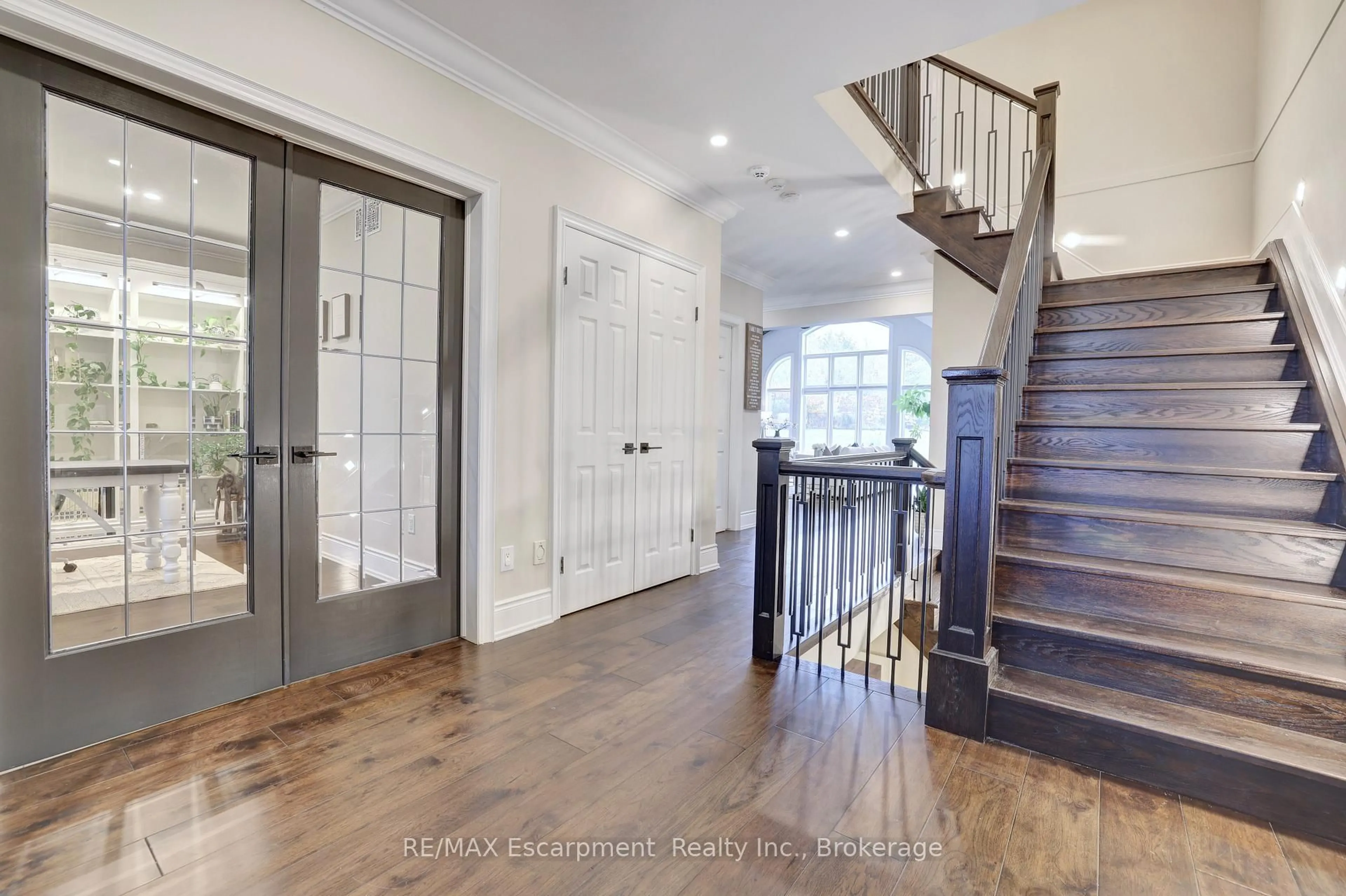 Indoor entryway for 48 PALOMINO Dr, Hamilton Ontario L0R 1H3