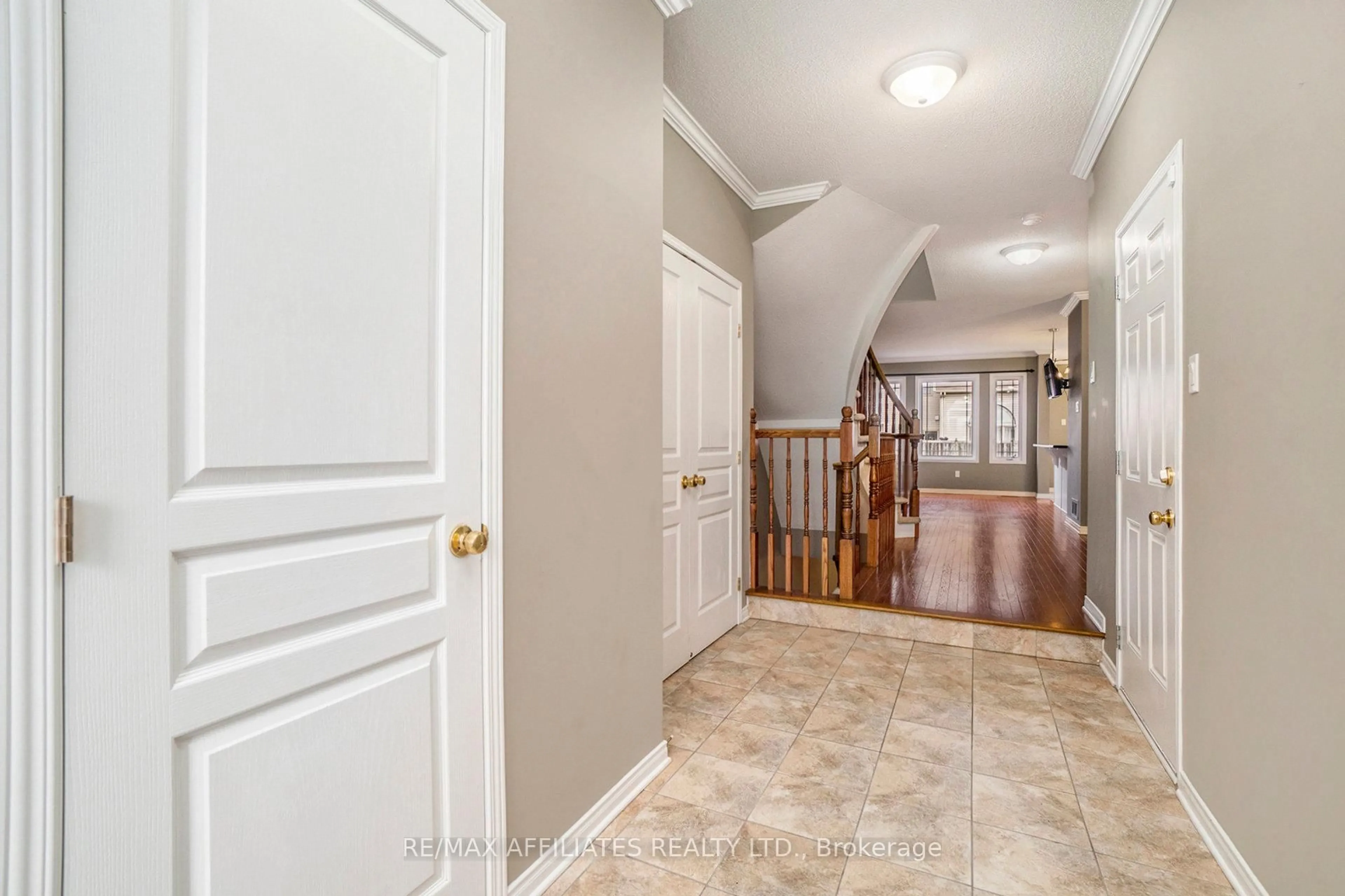 Indoor entryway for 714 Regiment Ave, Ottawa Ontario K2M 0E3