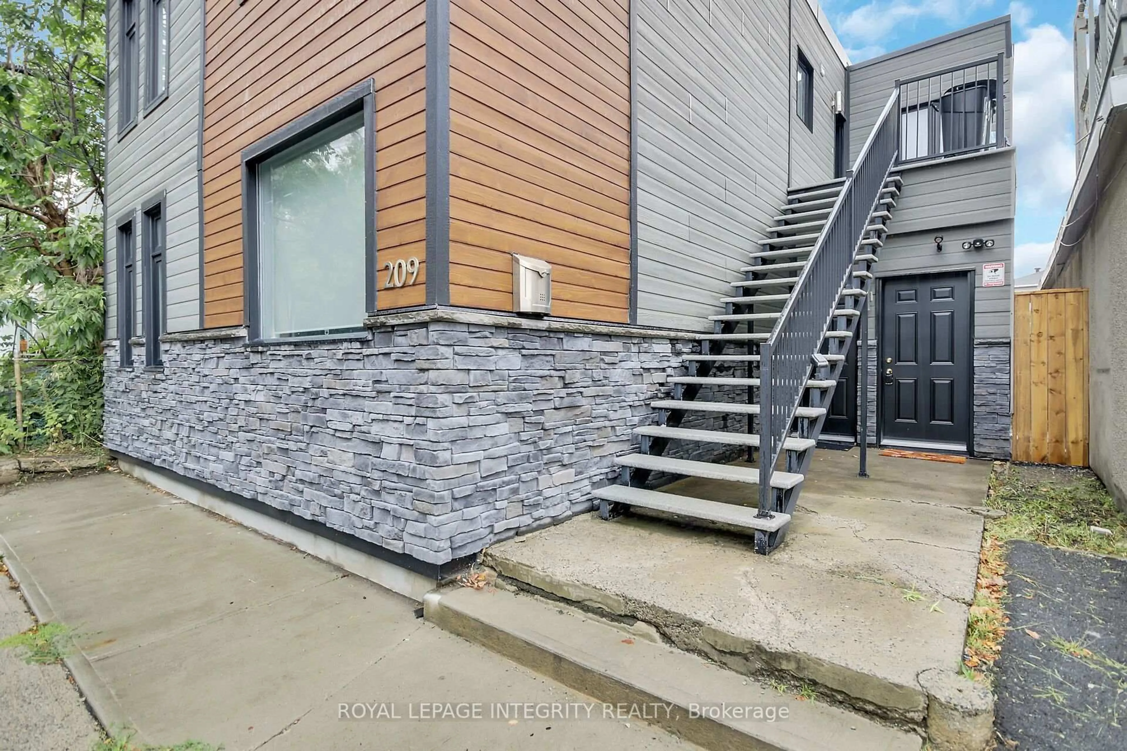 Unknown for 209 Hannah St, Ottawa Ontario K1L 7M6