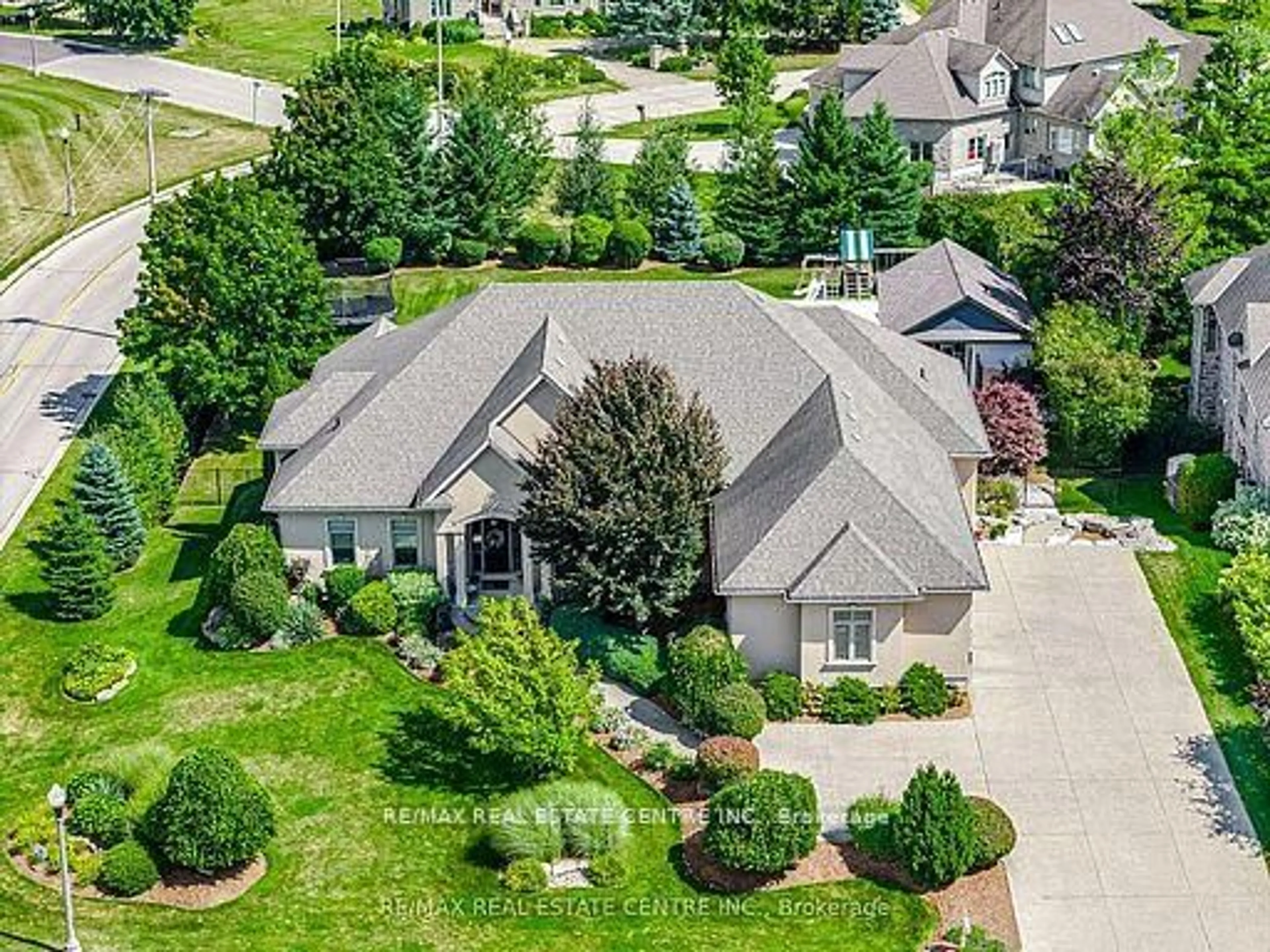 A pic from outside/outdoor area/front of a property/back of a property/a pic from drone, street for 86 Canters Clse, Kitchener Ontario N2C 2R3