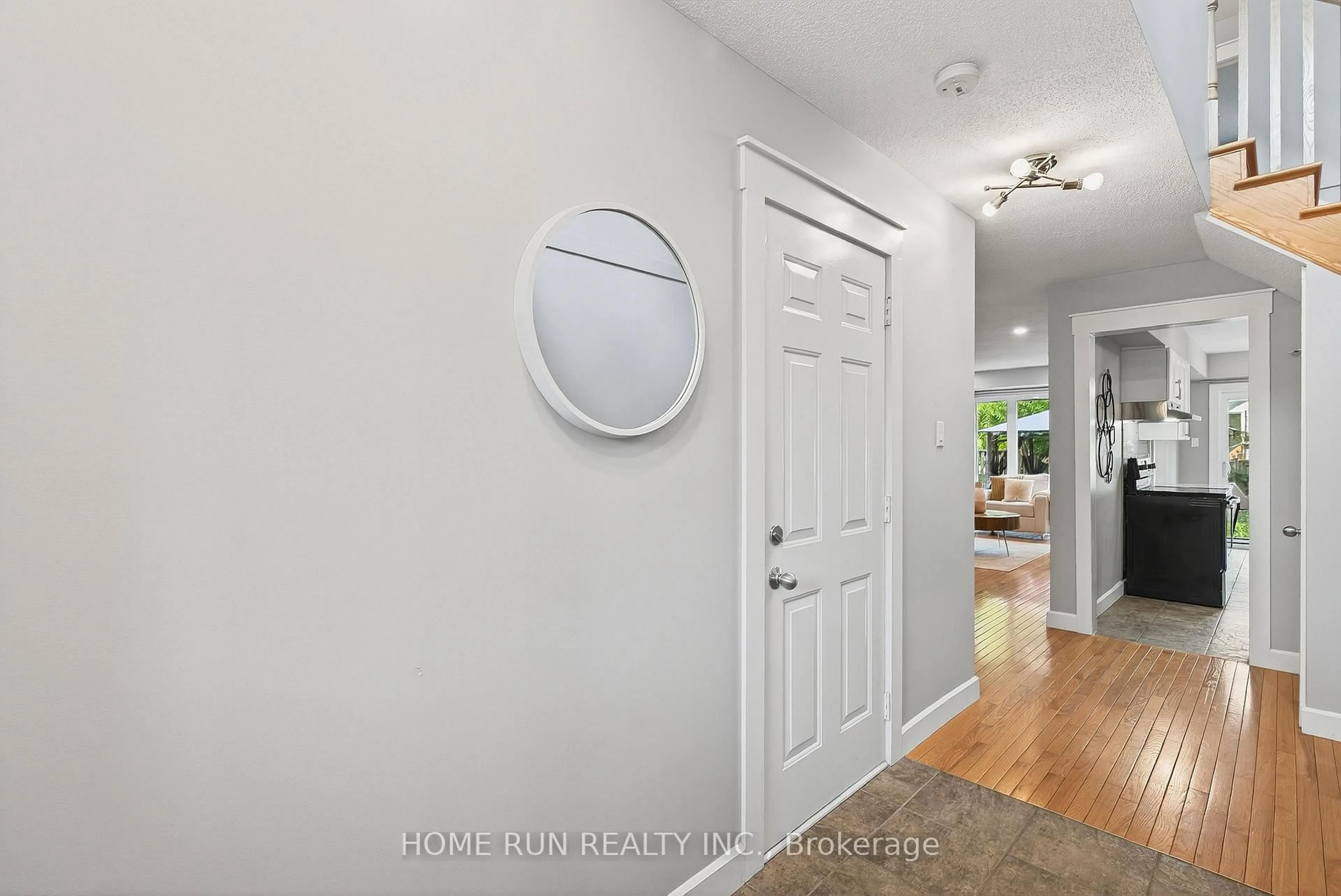 Indoor entryway for 19 Harrington Crt, Ottawa Ontario K2K 2S6