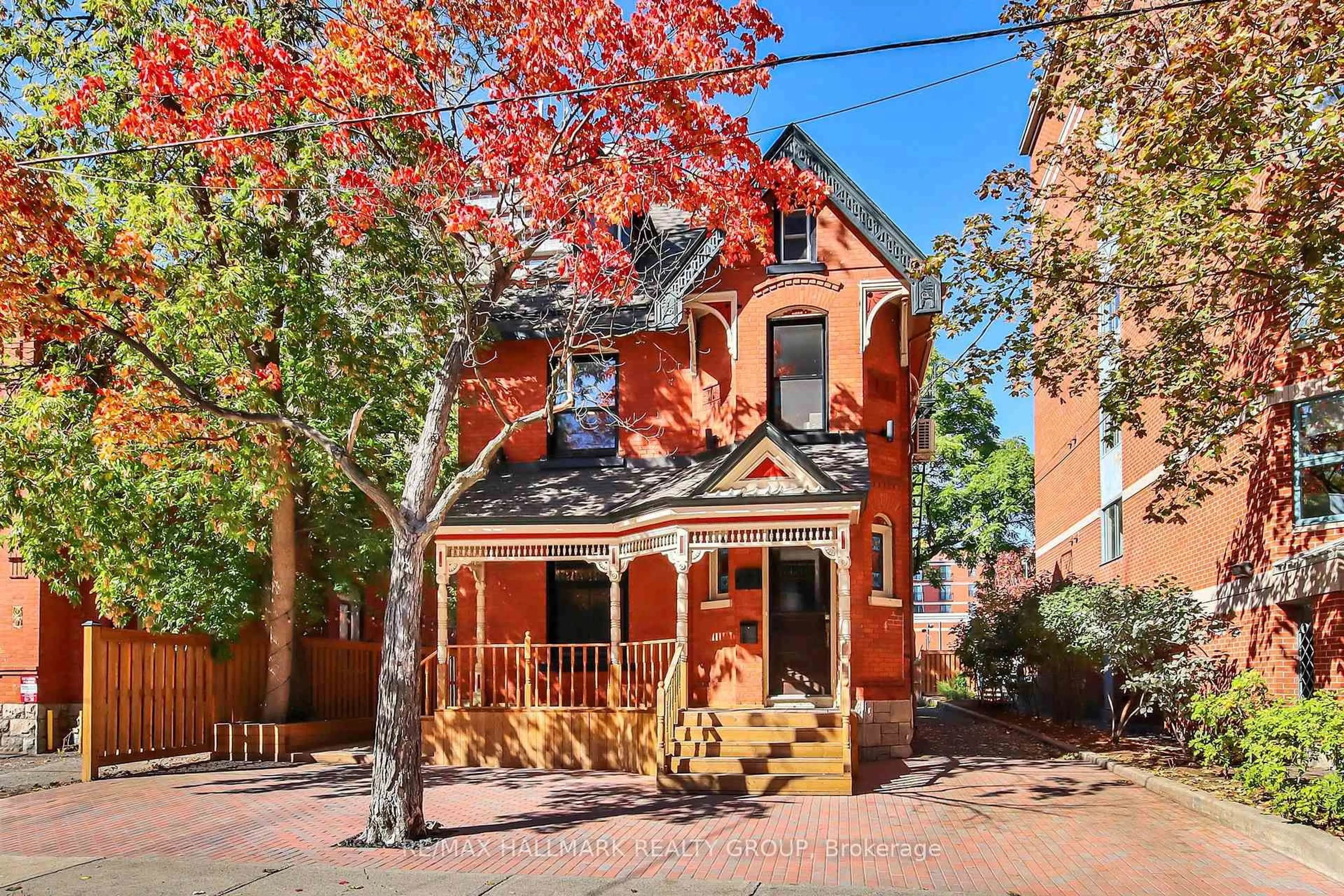 Home with brick exterior material, street for 421 Gilmour St, Ottawa Ontario K2P 0R5