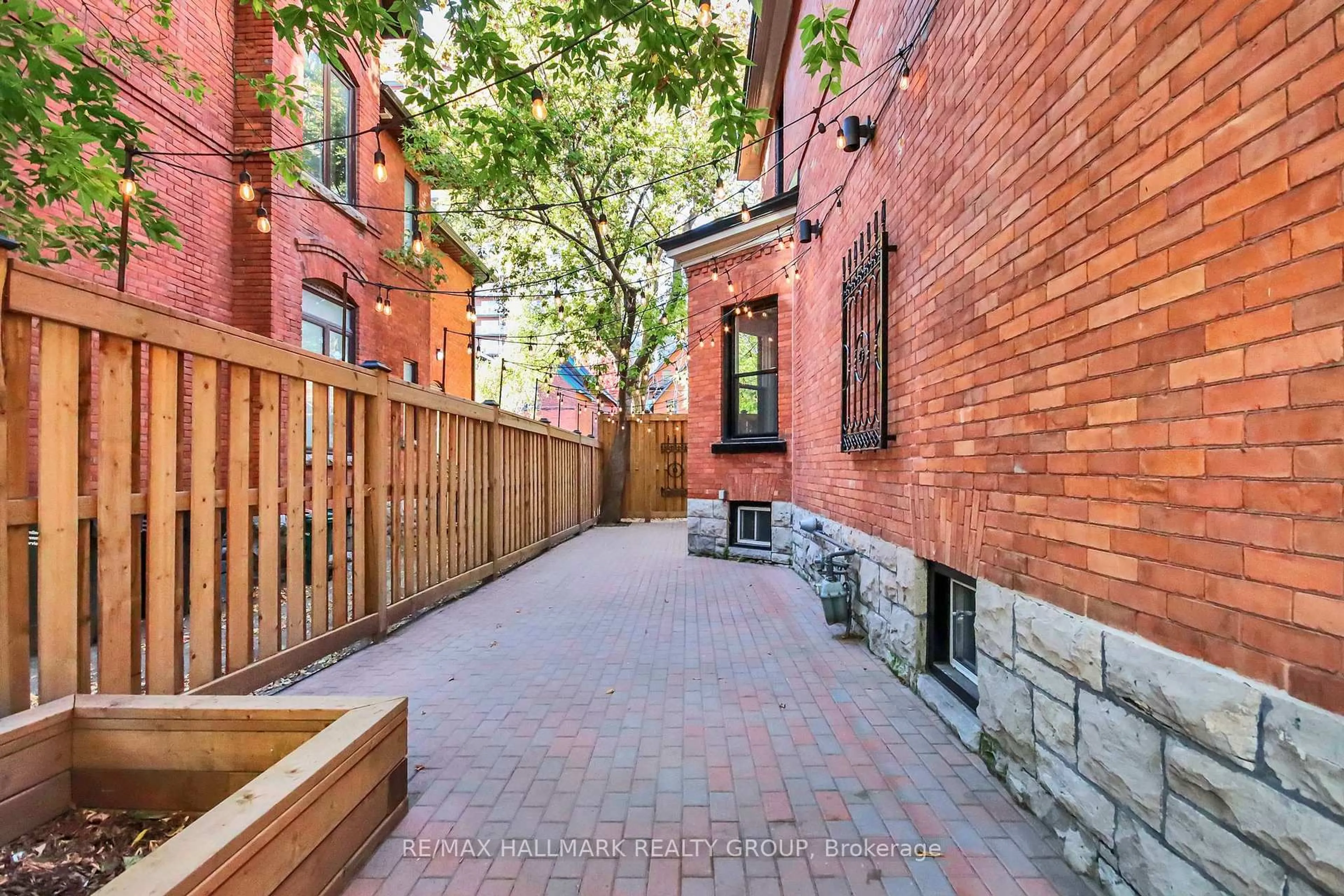 Patio, street for 421 Gilmour St, Ottawa Ontario K2P 0R5