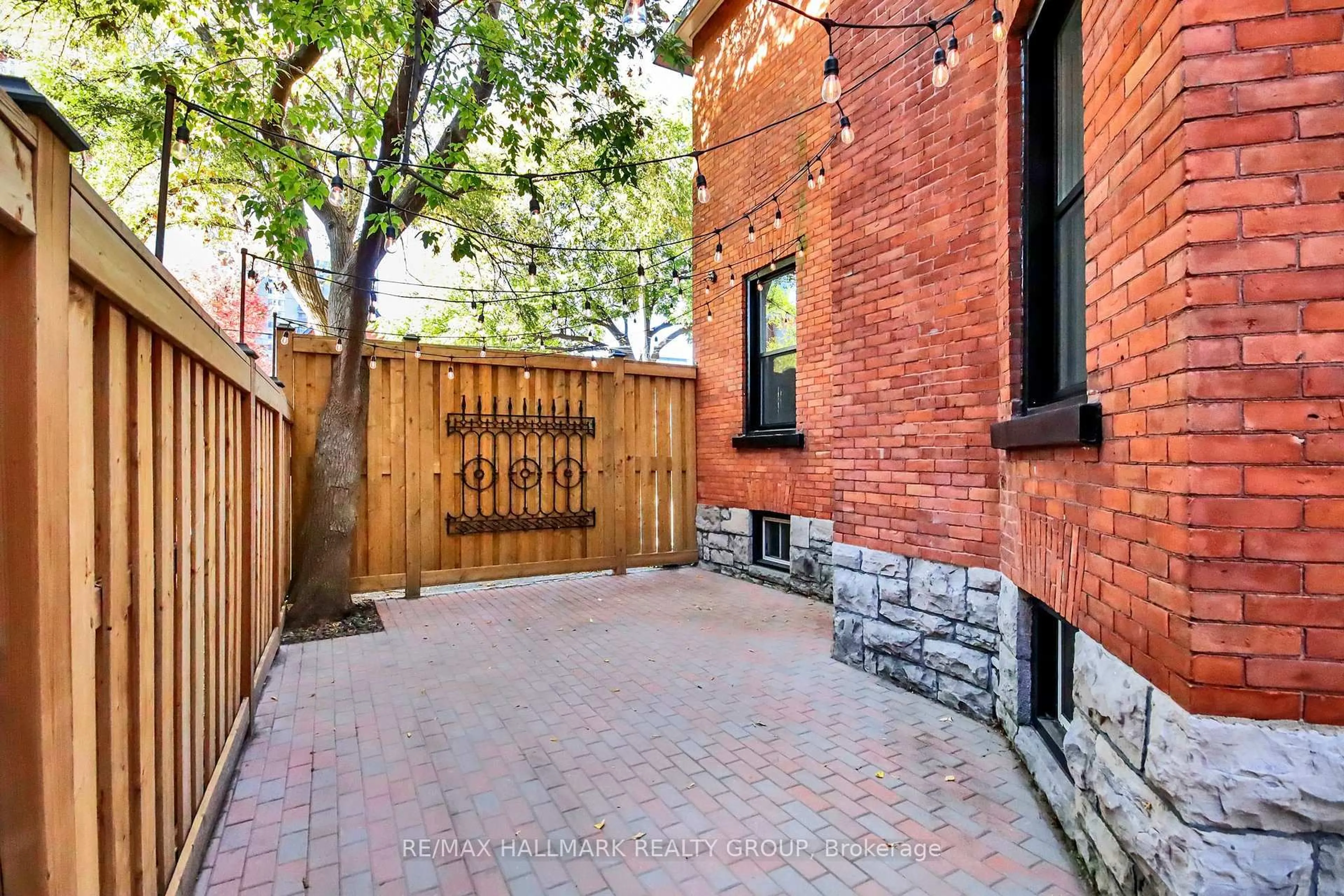 Patio, street for 421 Gilmour St, Ottawa Ontario K2P 0R5