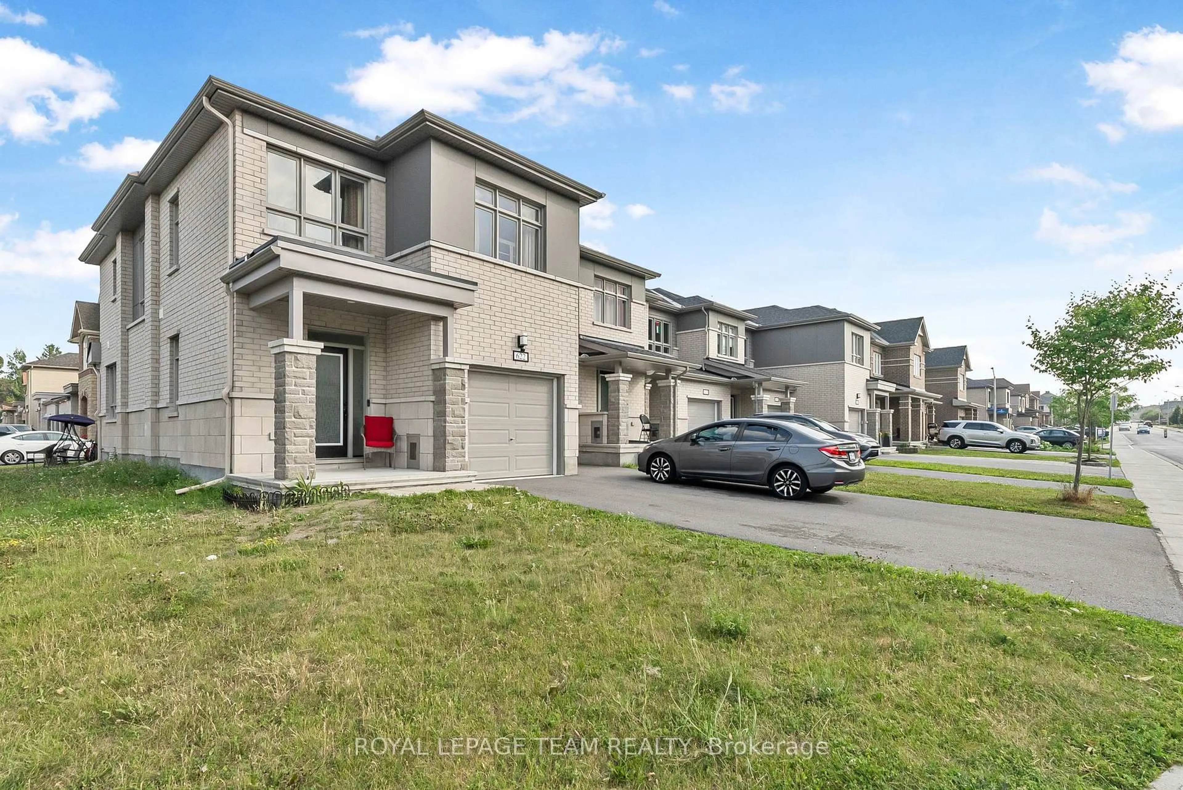 A pic from outside/outdoor area/front of a property/back of a property/a pic from drone, street for 622 Parade Dr, Ottawa Ontario K2S 0Y7