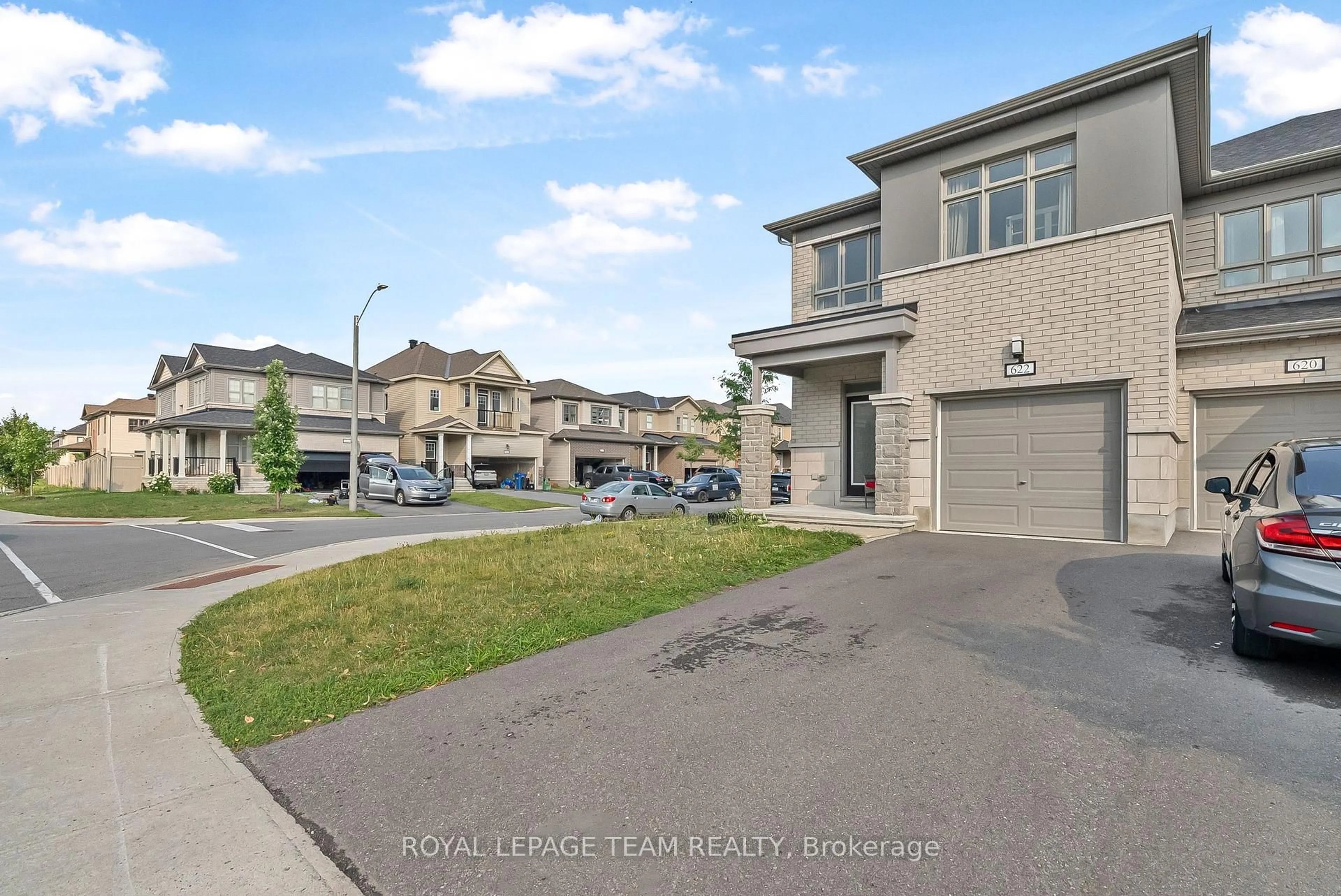 A pic from outside/outdoor area/front of a property/back of a property/a pic from drone, street for 622 Parade Dr, Ottawa Ontario K2S 0Y7