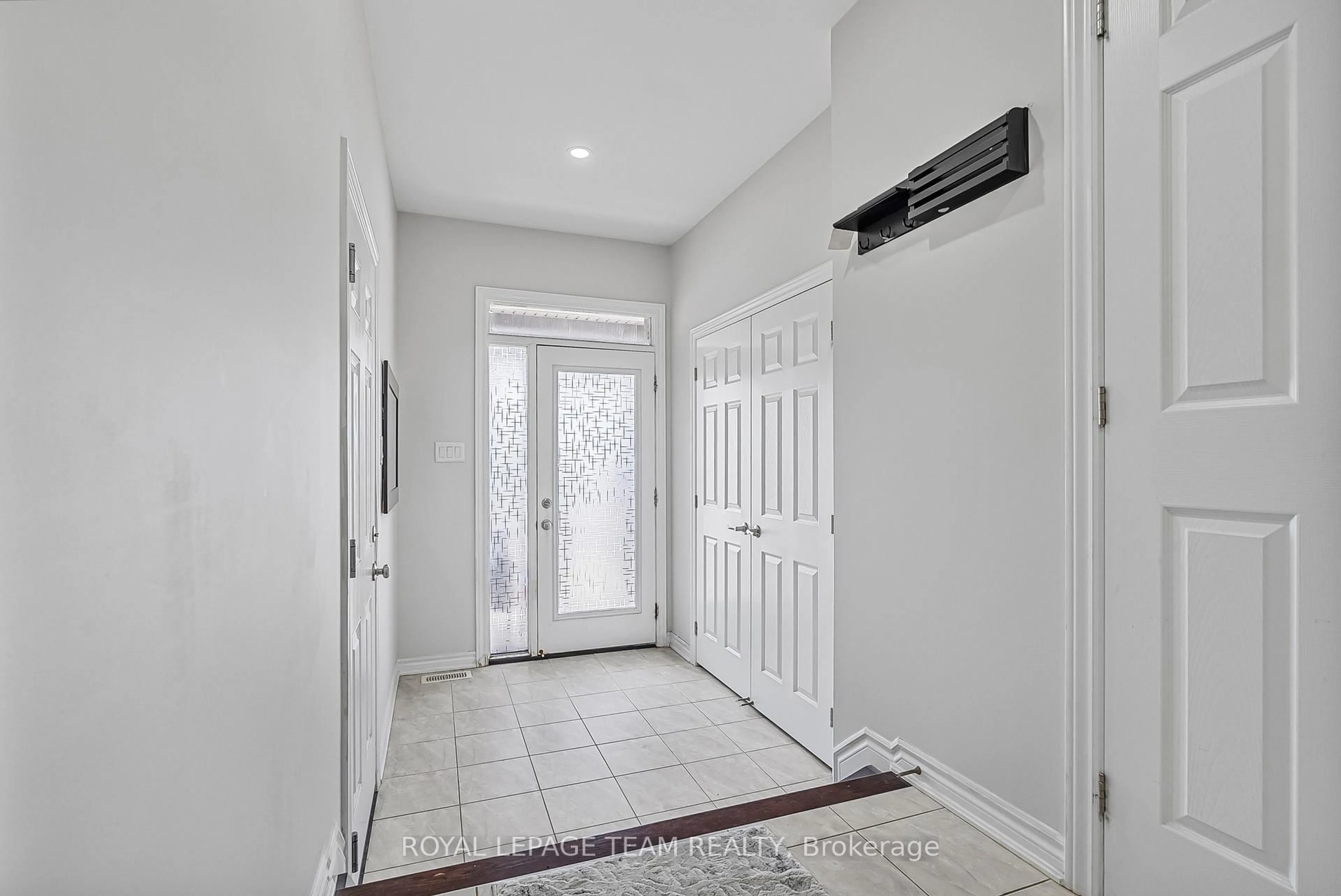 Indoor entryway for 622 Parade Dr, Ottawa Ontario K2S 0Y7