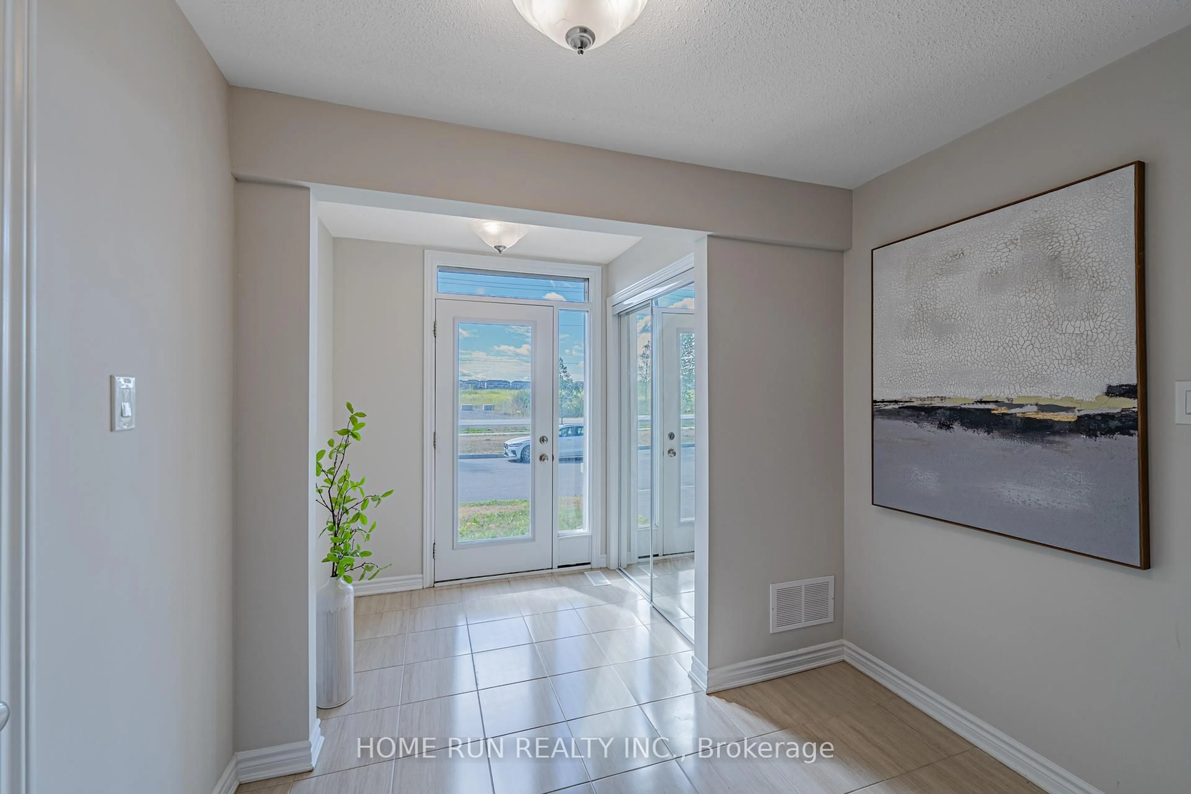 Indoor entryway for 366 Aphelion Cres, Ottawa Ontario K2J 6N4