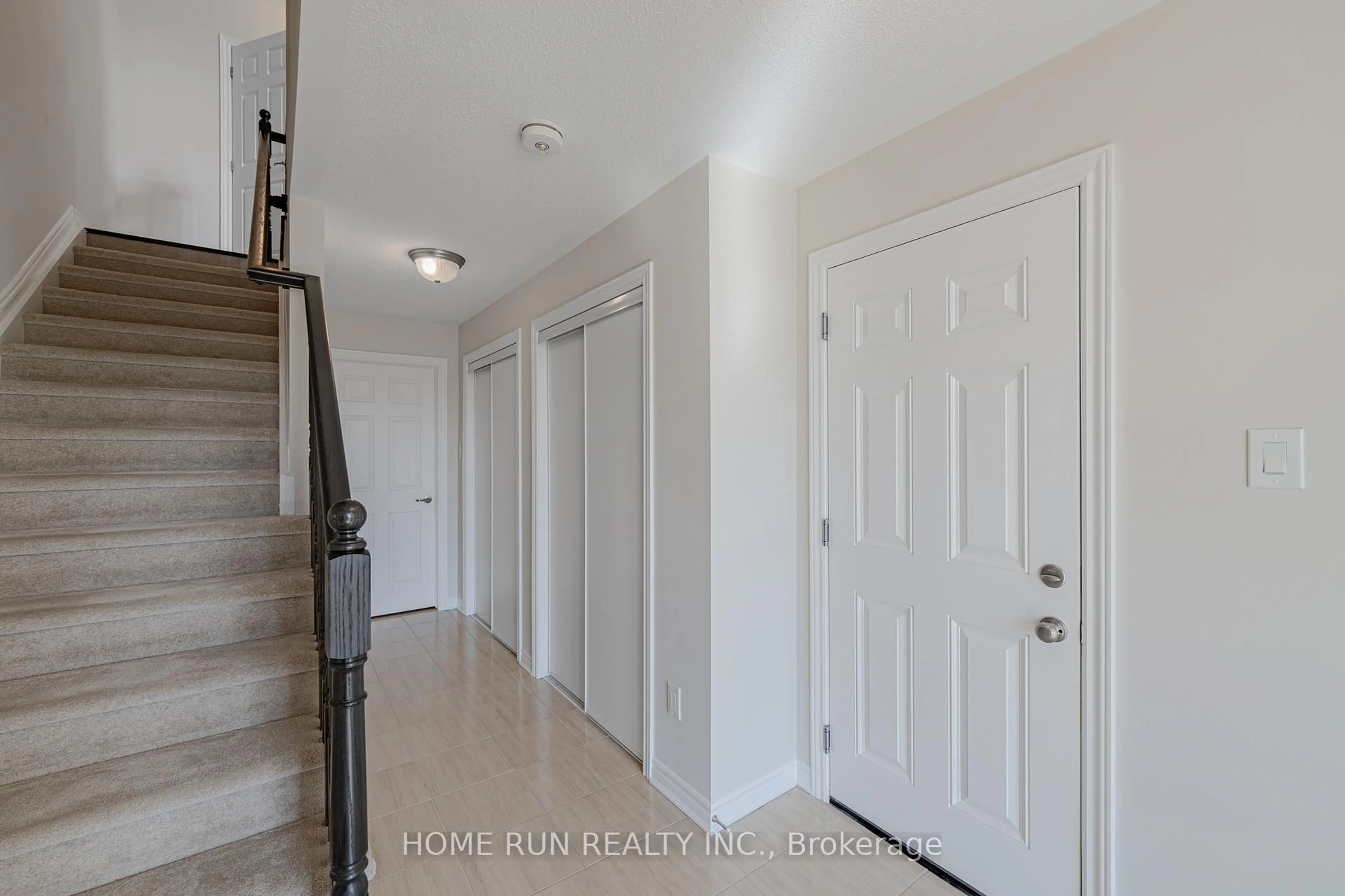 Indoor entryway for 366 Aphelion Cres, Ottawa Ontario K2J 6N4