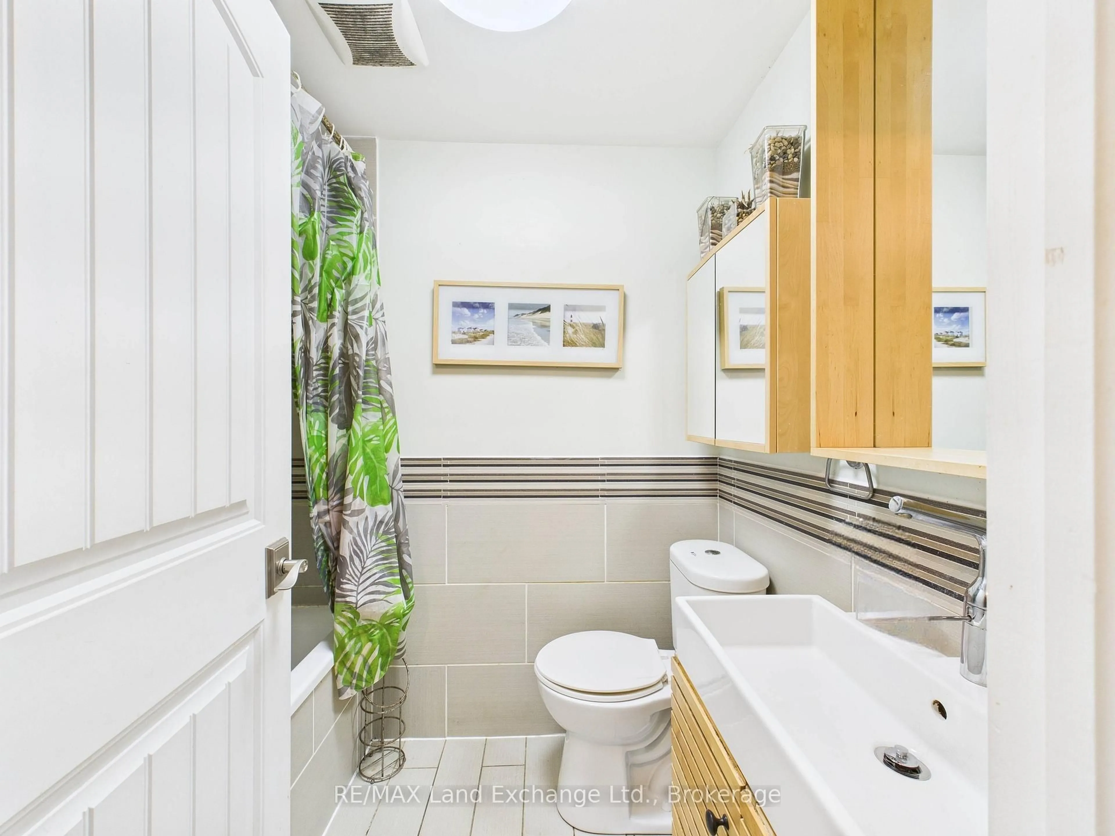 Contemporary bathroom, ceramic/tile floor for 850 Walsh St #27, Kincardine Ontario N2Z 1P1
