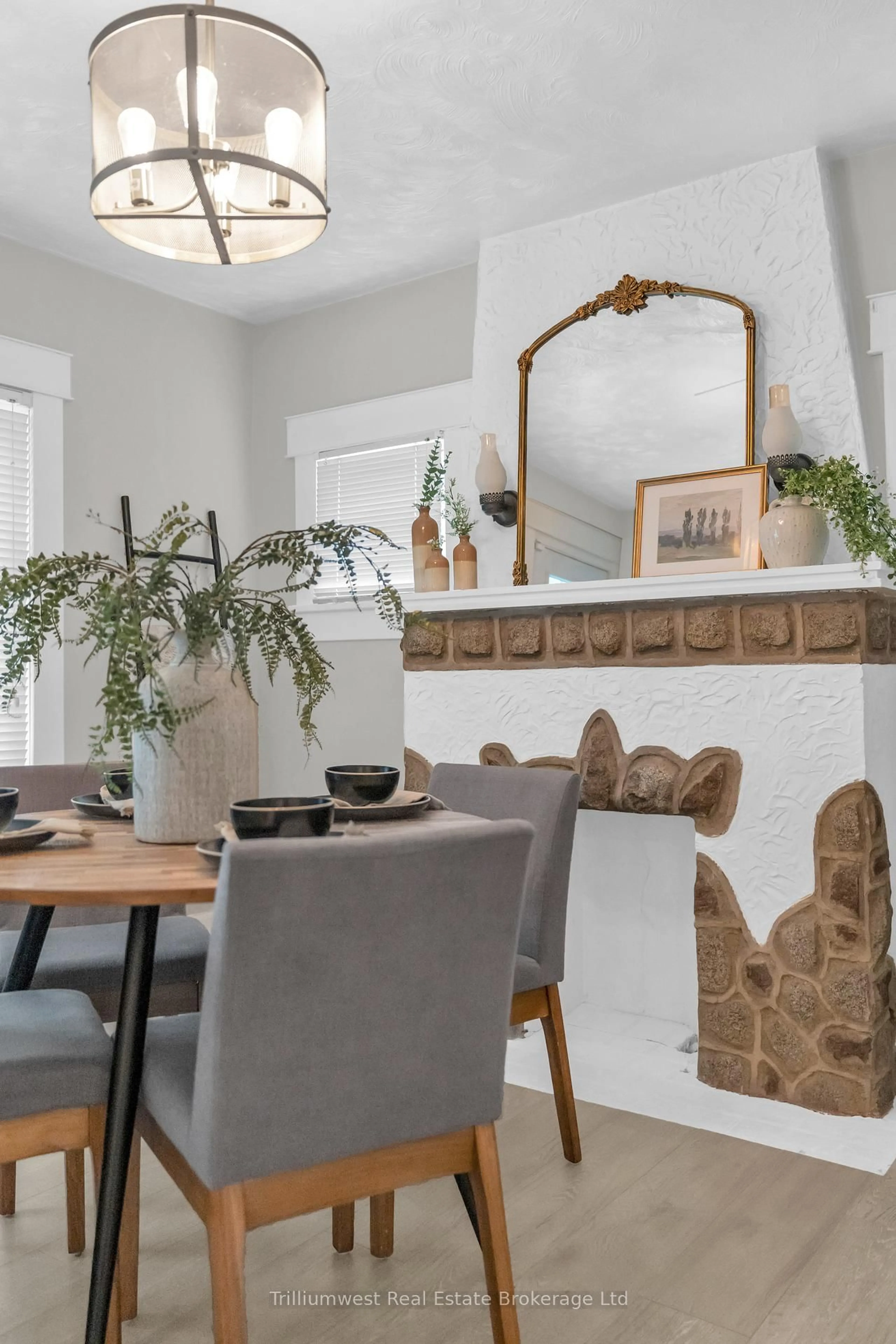 Dining room, ceramic/tile floor for 194 Dundas St, Cambridge Ontario N1R 5P4