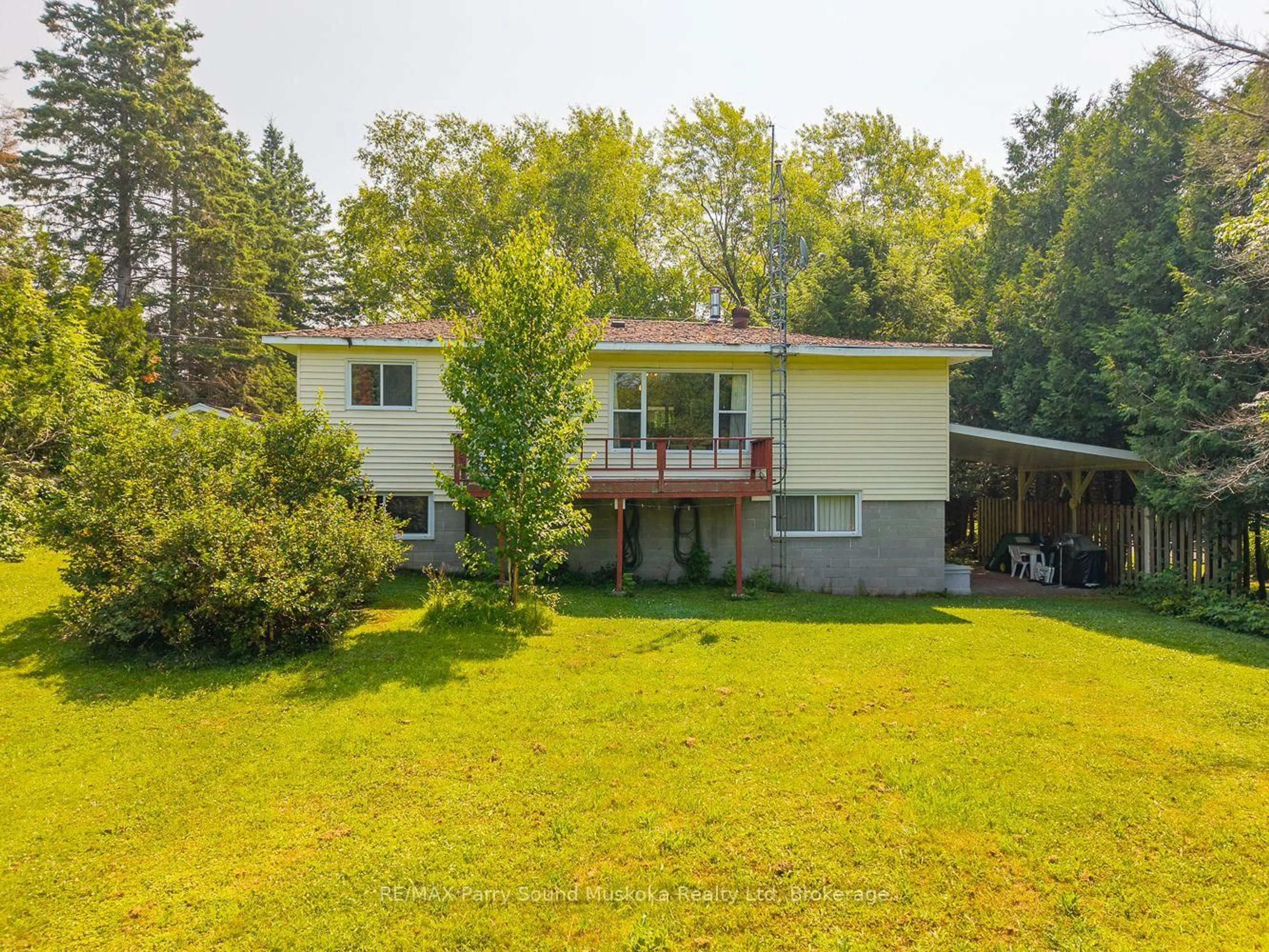 A pic from outside/outdoor area/front of a property/back of a property/a pic from drone, unknown for 86 Lakeside Cres, McKellar Ontario P2A 0B4
