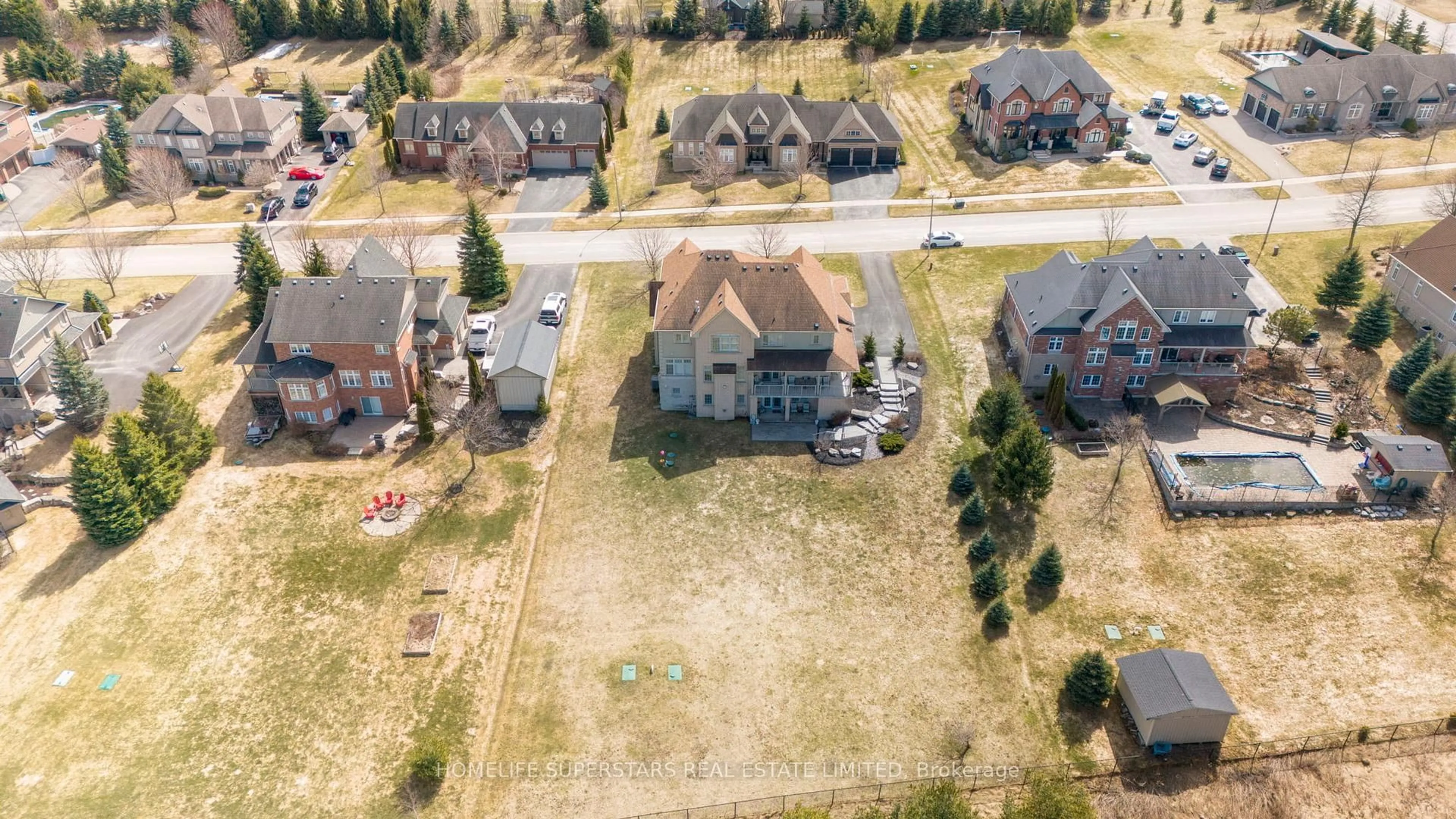 A pic from outside/outdoor area/front of a property/back of a property/a pic from drone, street for 44 Orchard Dr, Mono Ontario L9W 6L6