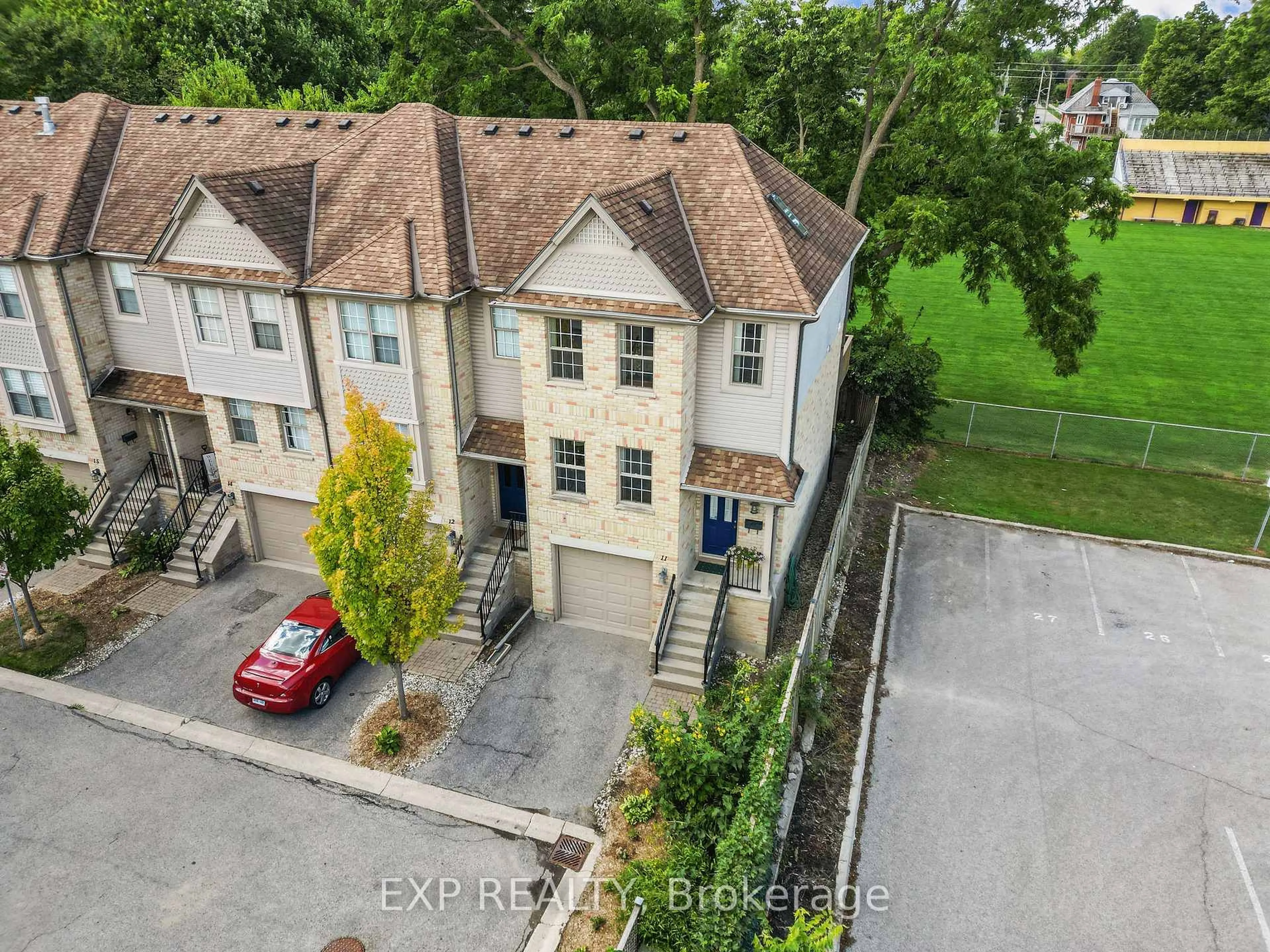 A pic from outside/outdoor area/front of a property/back of a property/a pic from drone, street for 609 COLBORNE St, London East Ontario N6B 2V3