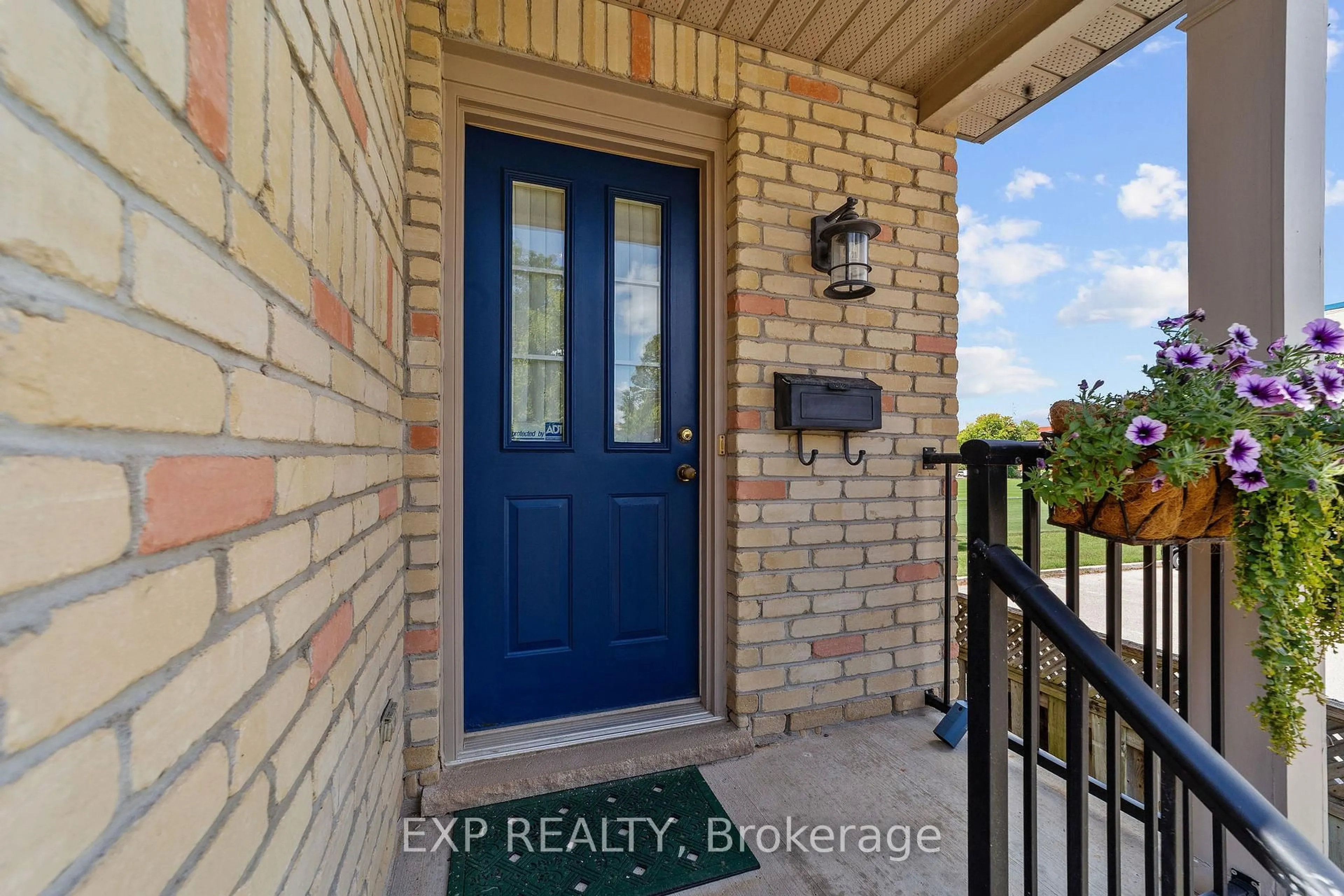 Indoor entryway for 609 COLBORNE St, London East Ontario N6B 2V3
