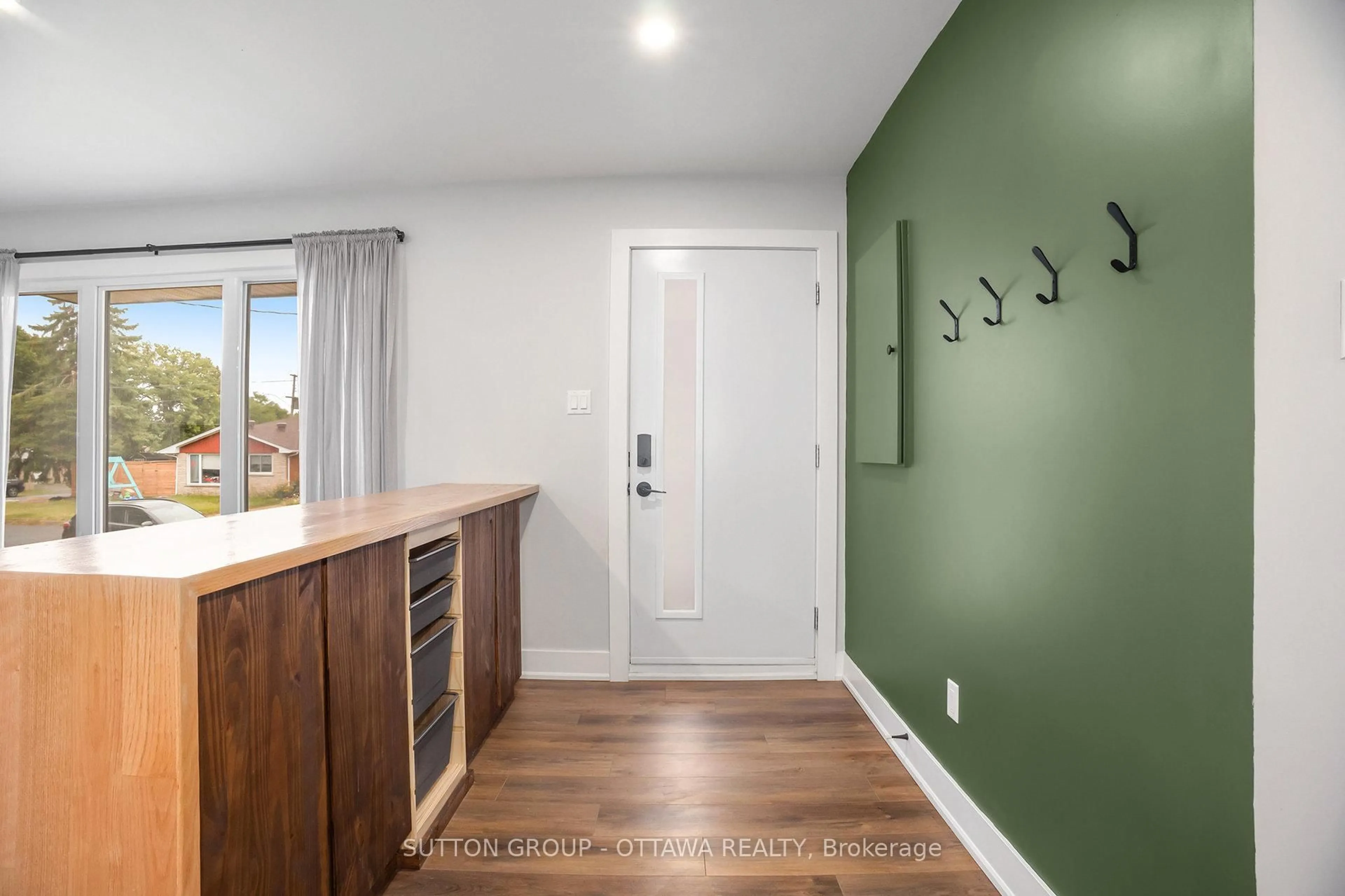 Indoor entryway for 1299 Brookline Ave, Ottawa Ontario K1V 6S4