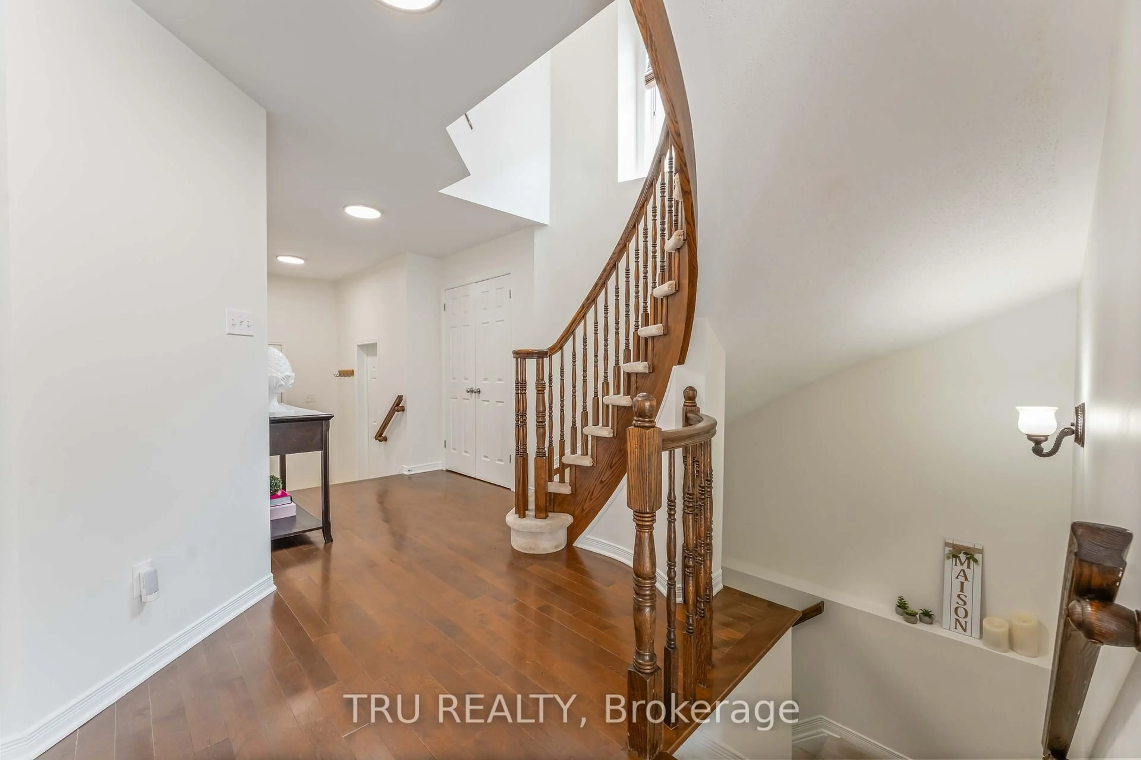 Indoor entryway for 217 Sorento St, Ottawa Ontario K2J 0B6