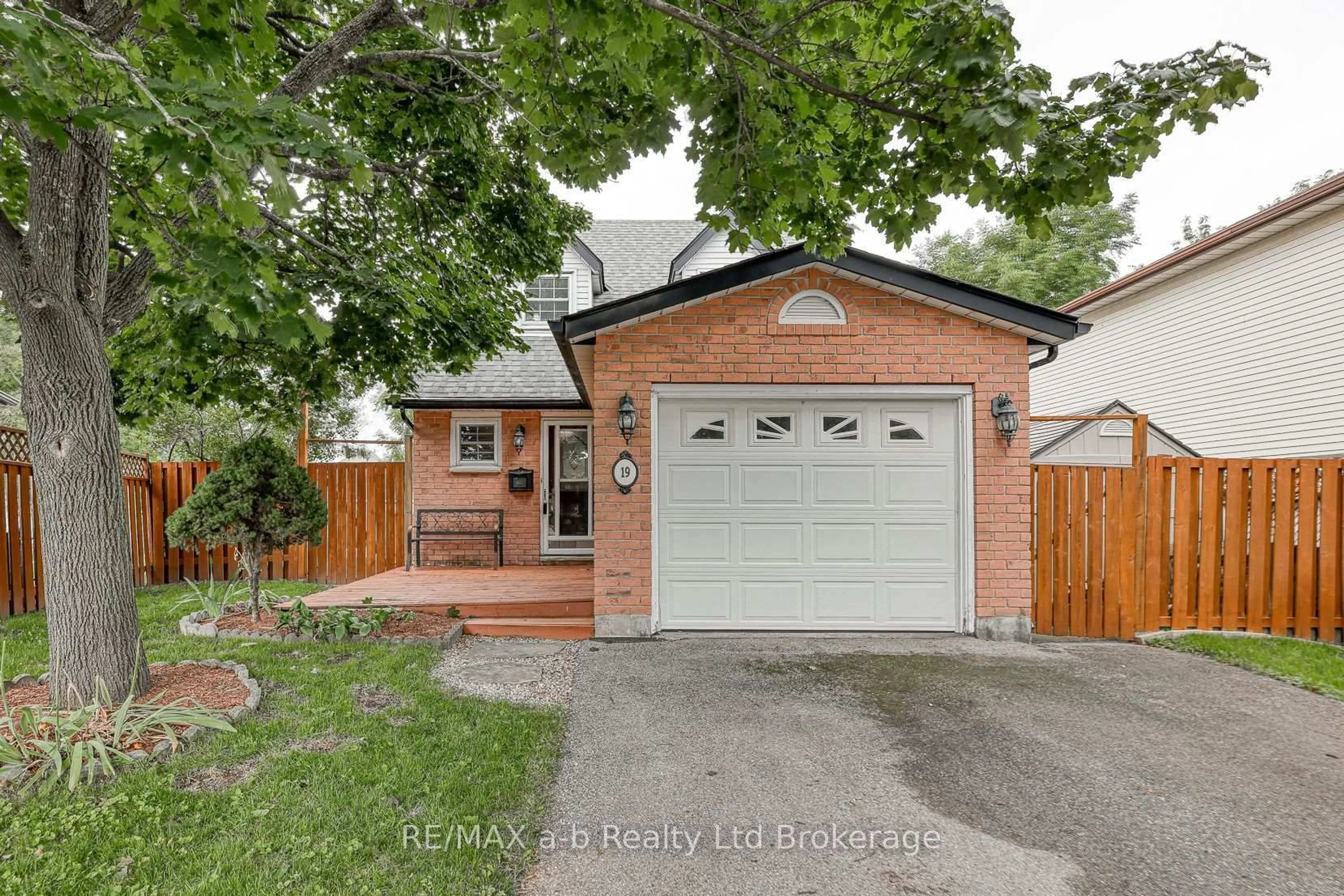 Home with brick exterior material, street for 19 Heathwood Crt, Cambridge Ontario N1R 7W1