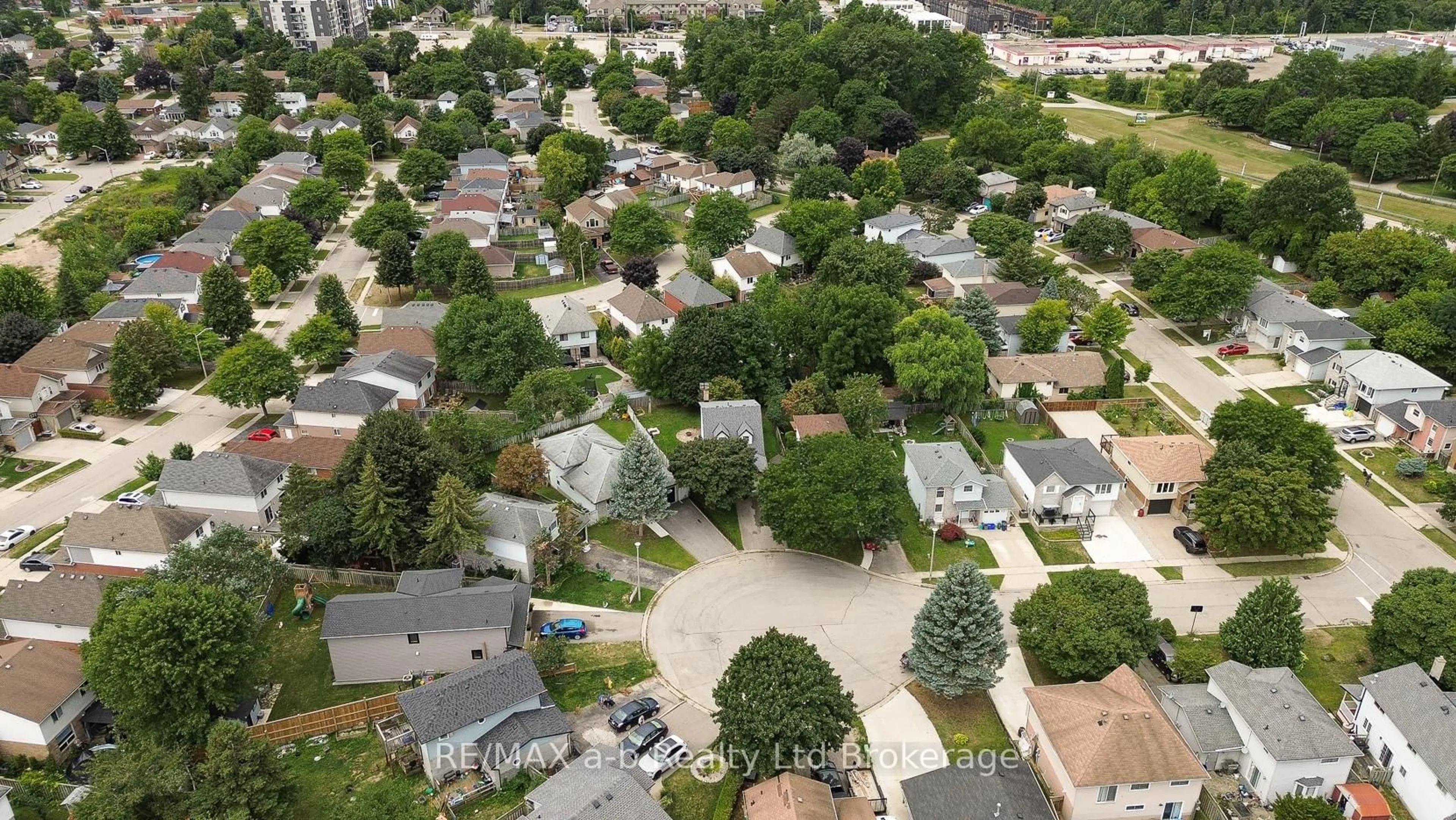 A pic from outside/outdoor area/front of a property/back of a property/a pic from drone, street for 19 Heathwood Crt, Cambridge Ontario N1R 7W1