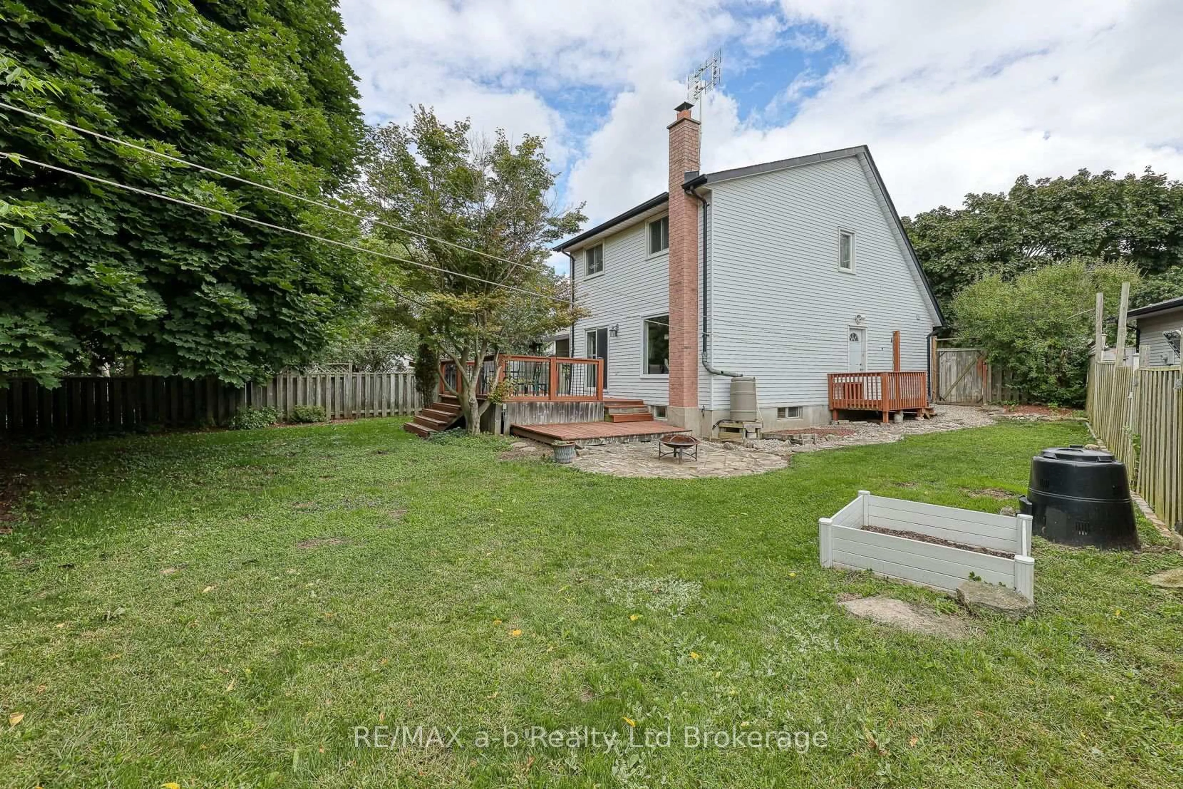A pic from outside/outdoor area/front of a property/back of a property/a pic from drone, street for 19 Heathwood Crt, Cambridge Ontario N1R 7W1