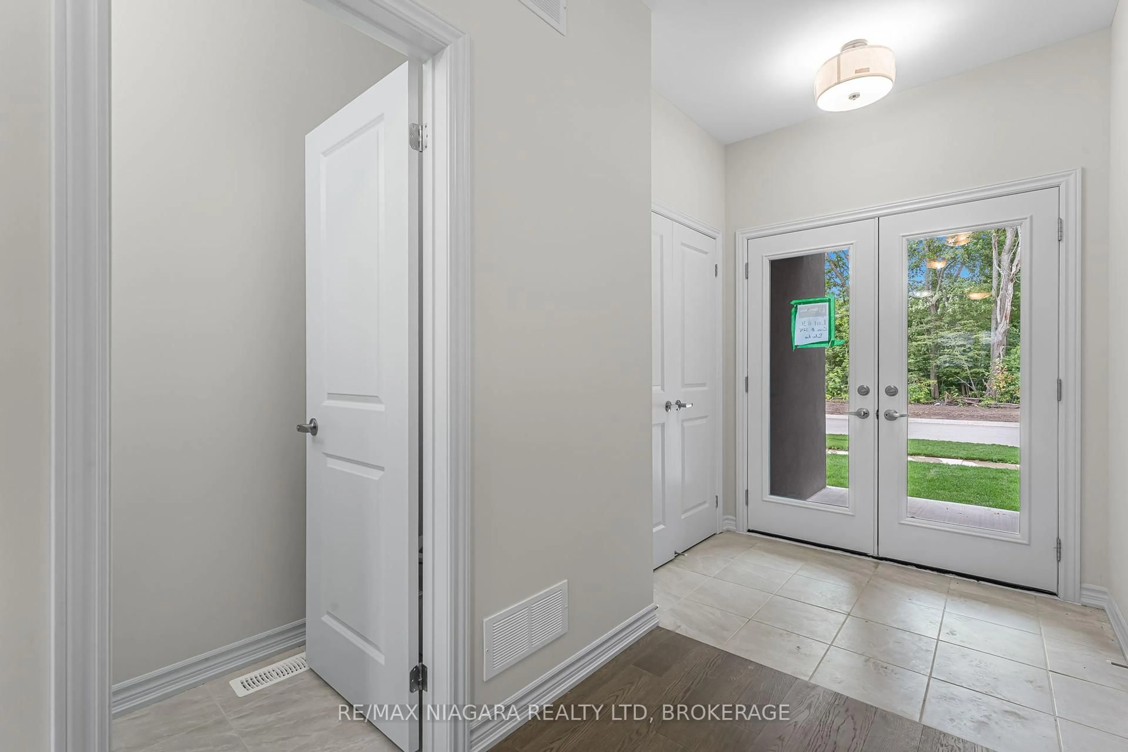 Indoor entryway for 3246 Parker Ave, Fort Erie Ontario L0S 1N0