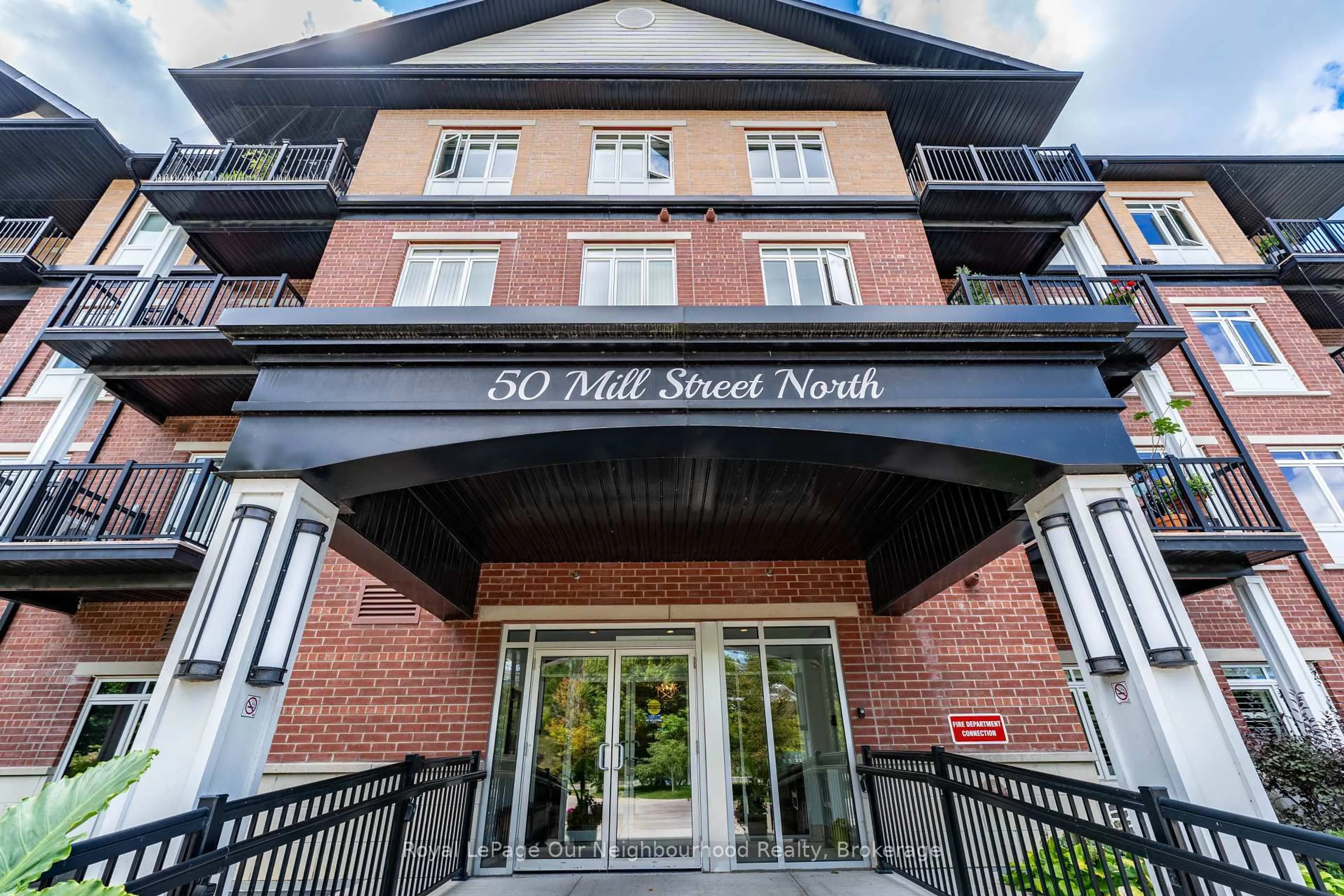 Indoor foyer for 50 Mill St #204, Port Hope Ontario L1A 2T2