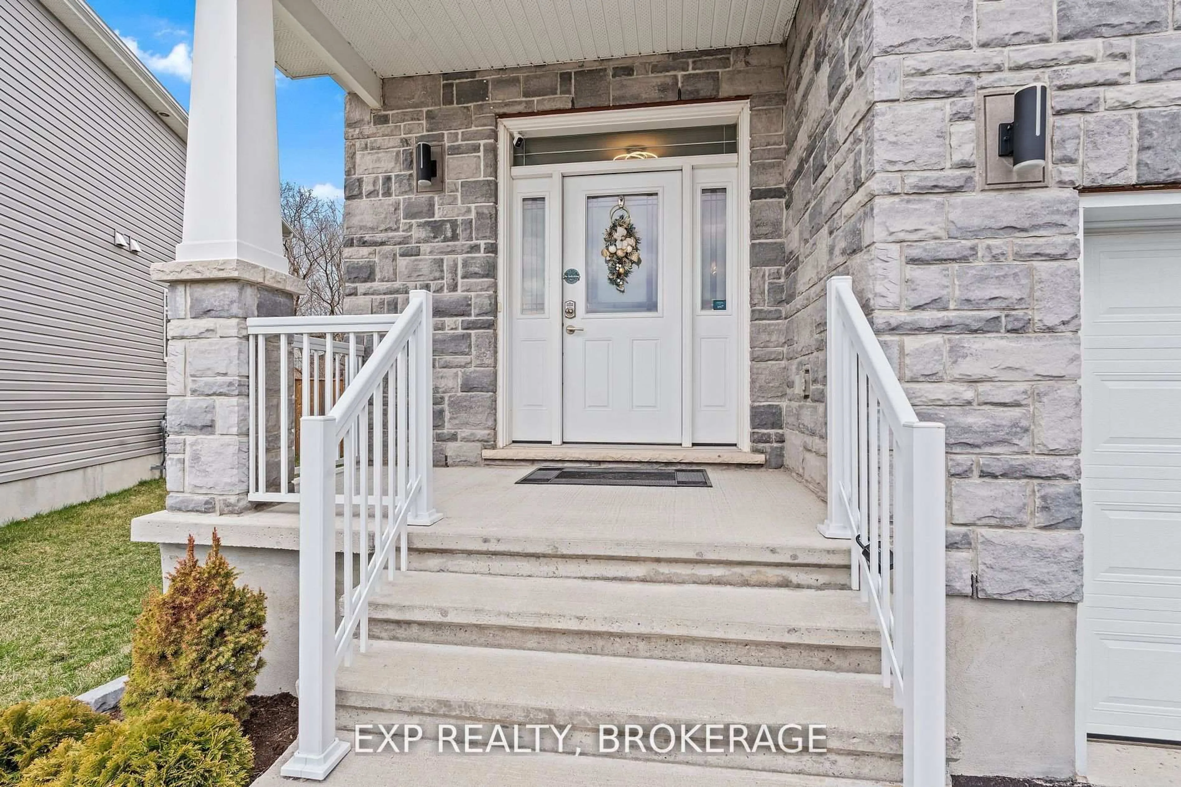 Indoor entryway for 1644 BROOKEDAYLE Ave, Kingston Ontario K7P 0S9