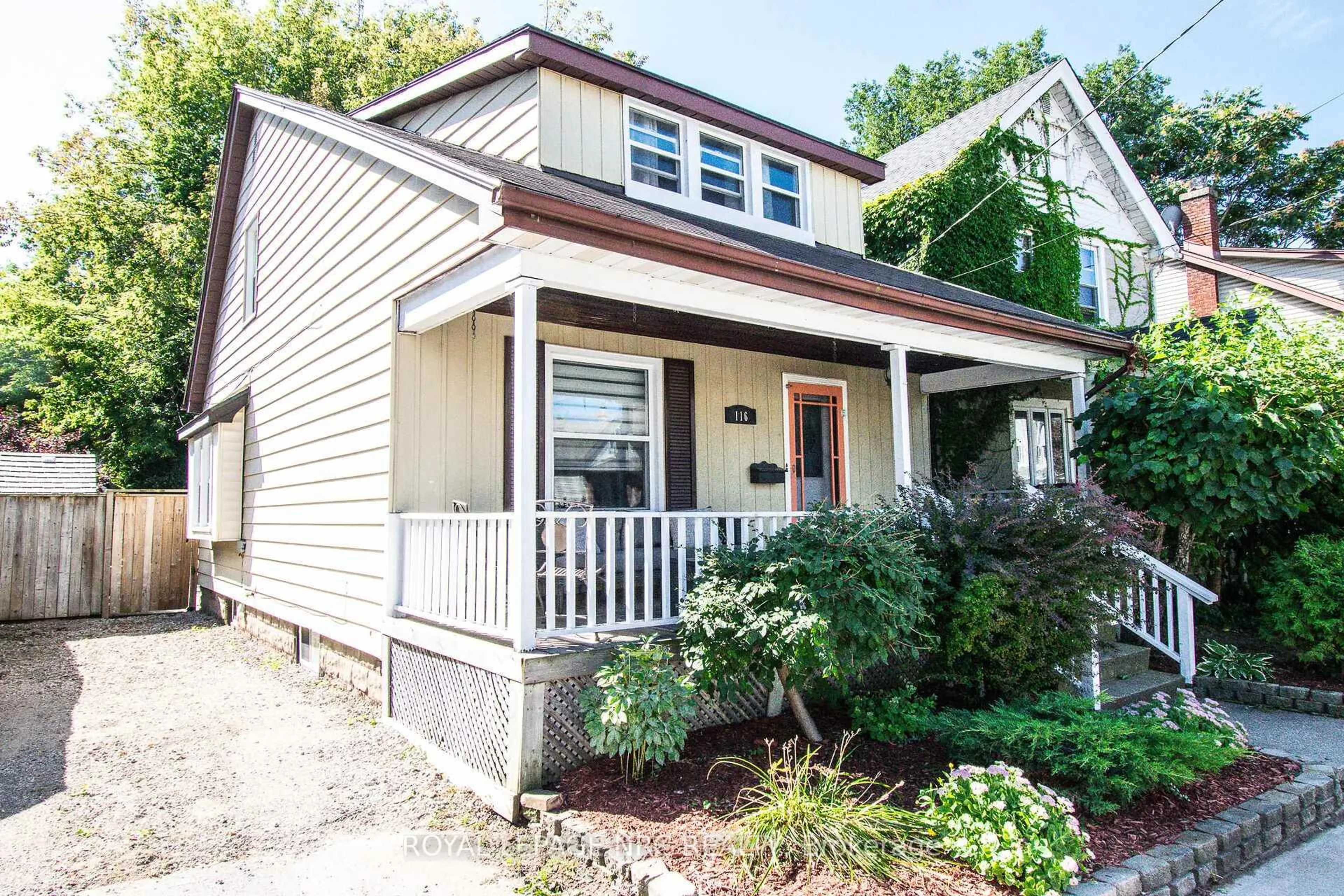 Home with vinyl exterior material, street for 116 Lowell Ave, St. Catharines Ontario L2R 2E2