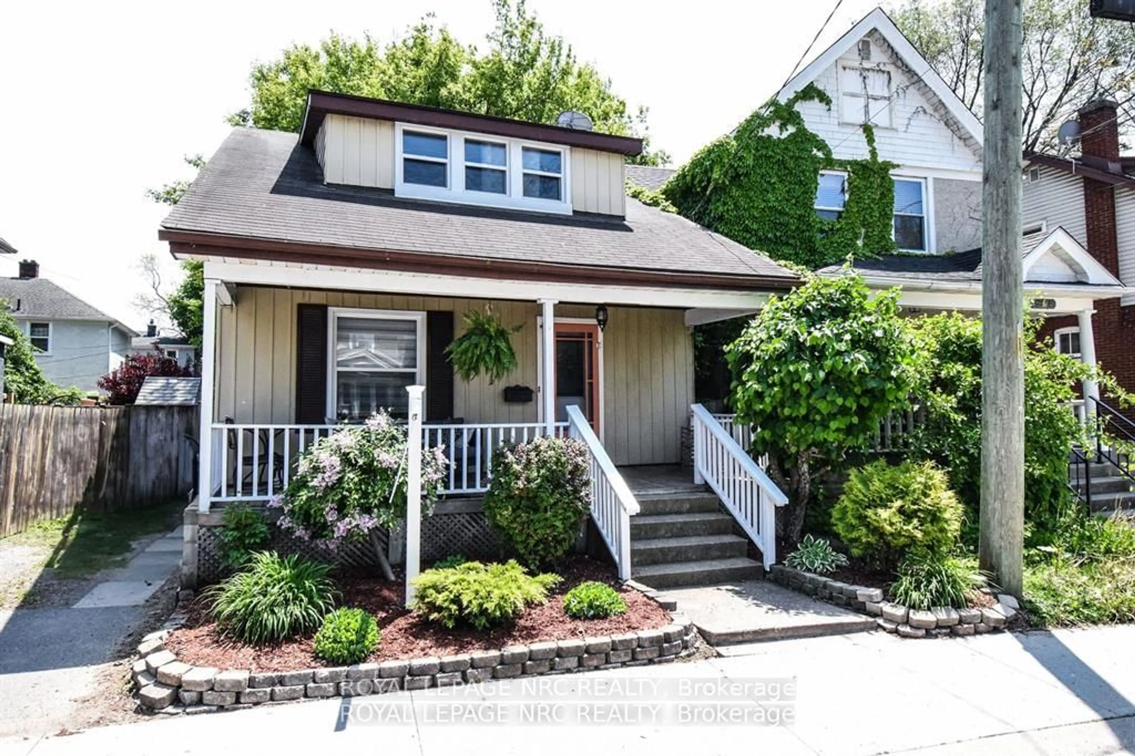 Home with vinyl exterior material, street for 116 Lowell Ave, St. Catharines Ontario L2R 2E2