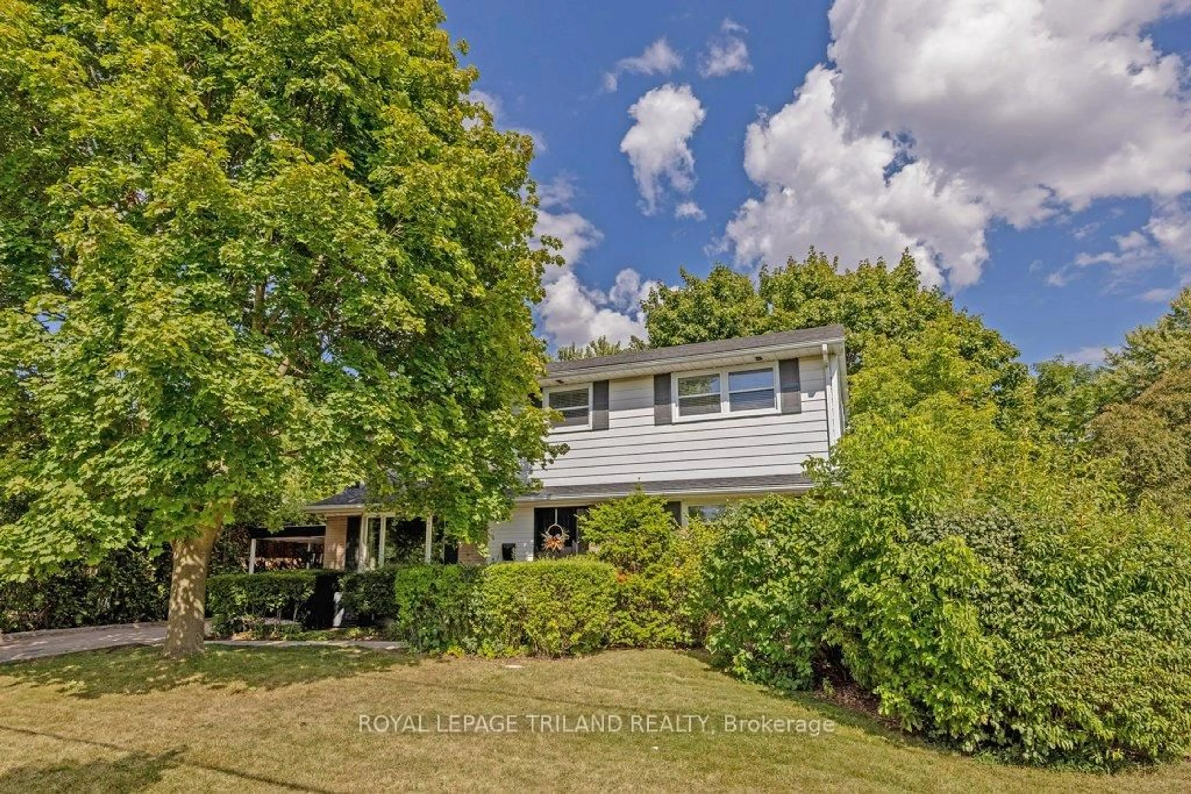 A pic from outside/outdoor area/front of a property/back of a property/a pic from drone, unknown for 426 Beachwood Ave, London South Ontario N6J 3K1