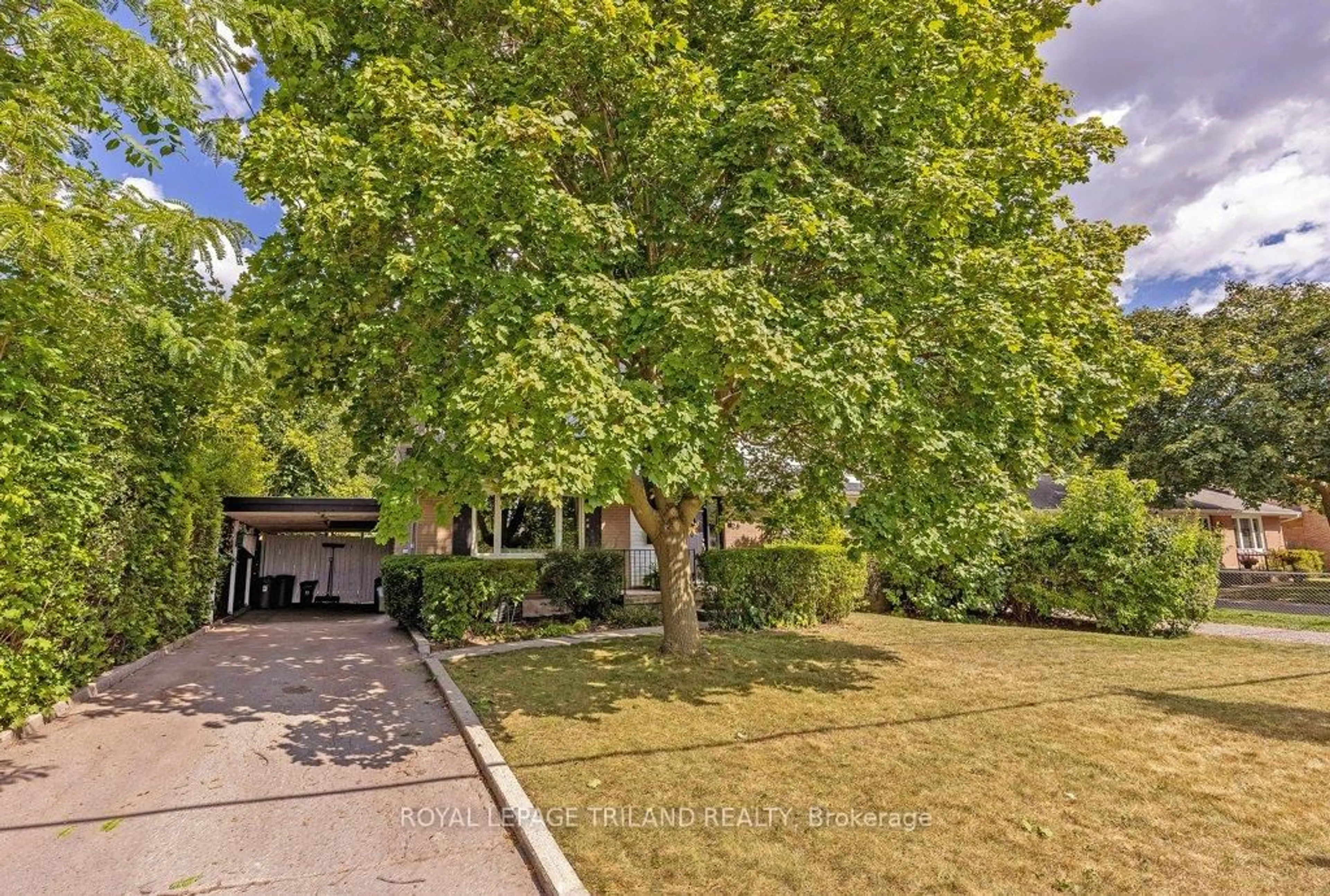 A pic from outside/outdoor area/front of a property/back of a property/a pic from drone, street for 426 Beachwood Ave, London South Ontario N6J 3K1