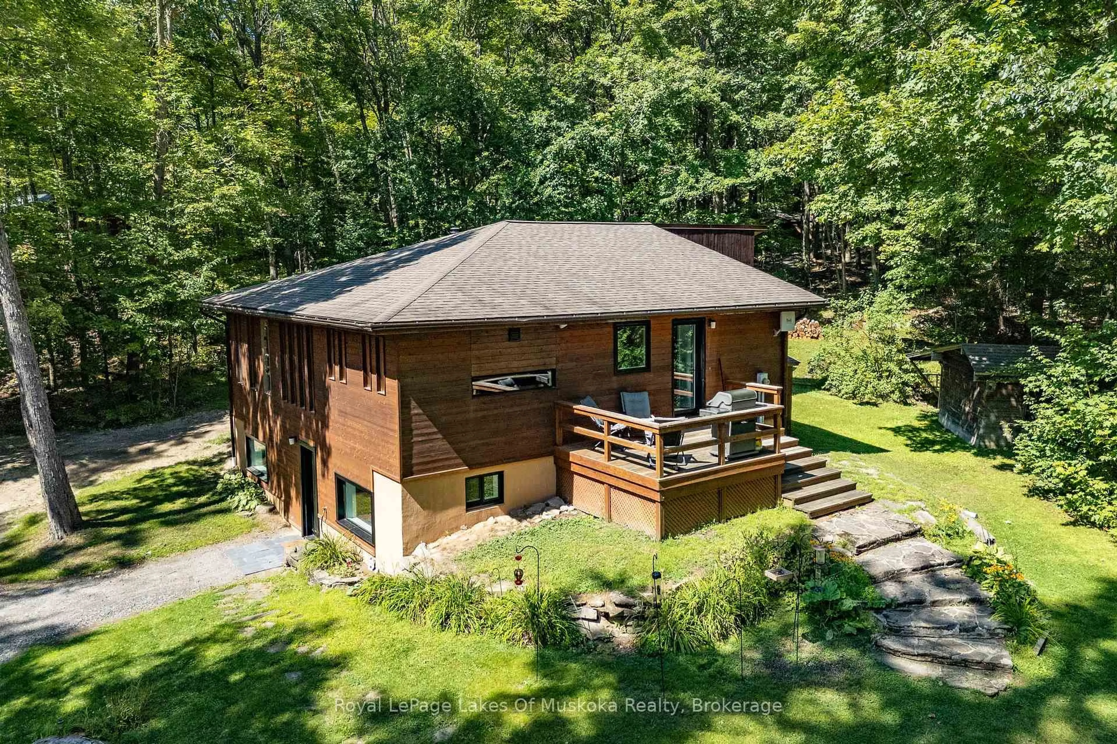 A pic from outside/outdoor area/front of a property/back of a property/a pic from drone, unknown for 1056 Golden Beach Rd, Bracebridge Ontario P1L 1W8