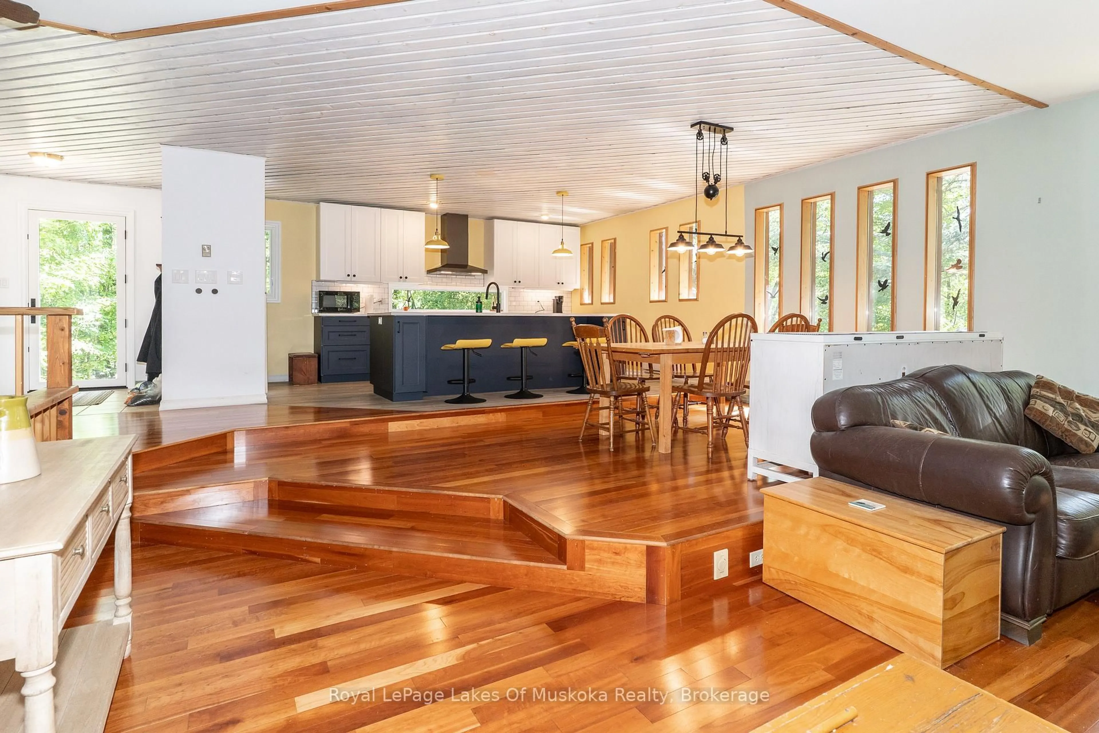 Open concept kitchen, wood/laminate floor for 1056 Golden Beach Rd, Bracebridge Ontario P1L 1W8