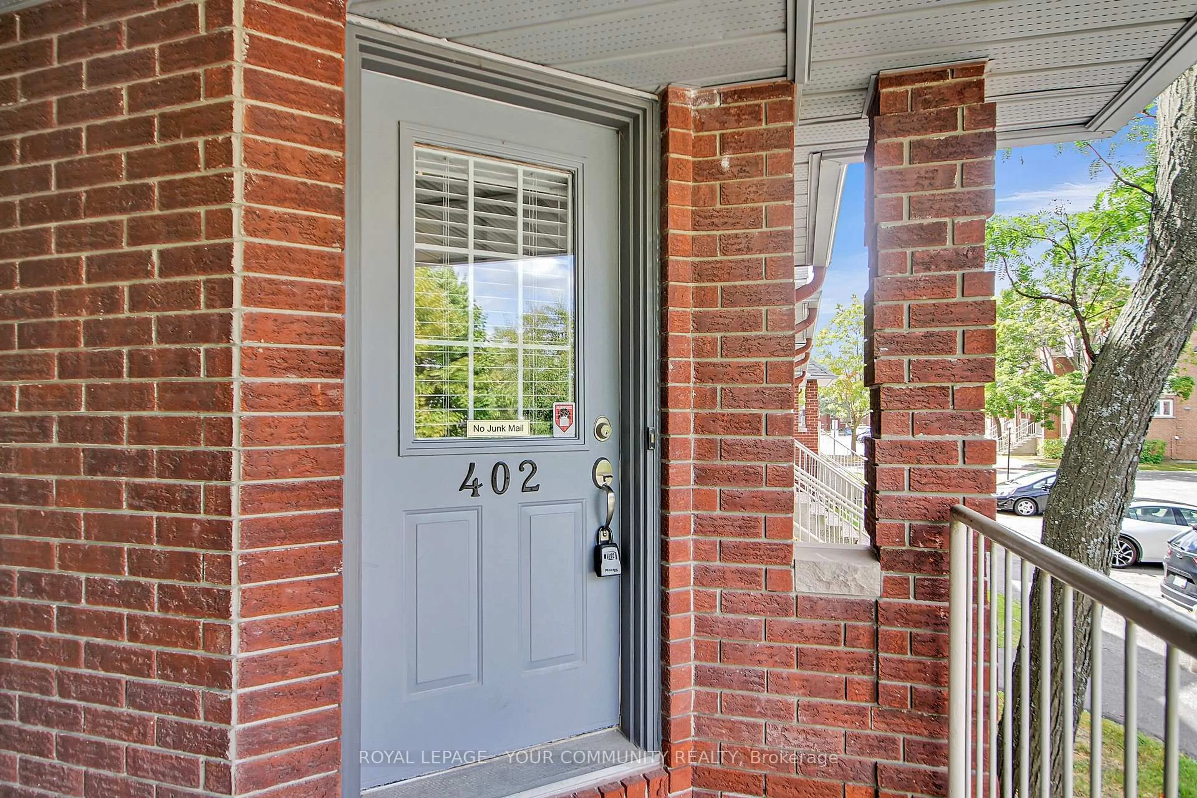Indoor entryway for 402 Briston Private, Ottawa Ontario K1G 5R3