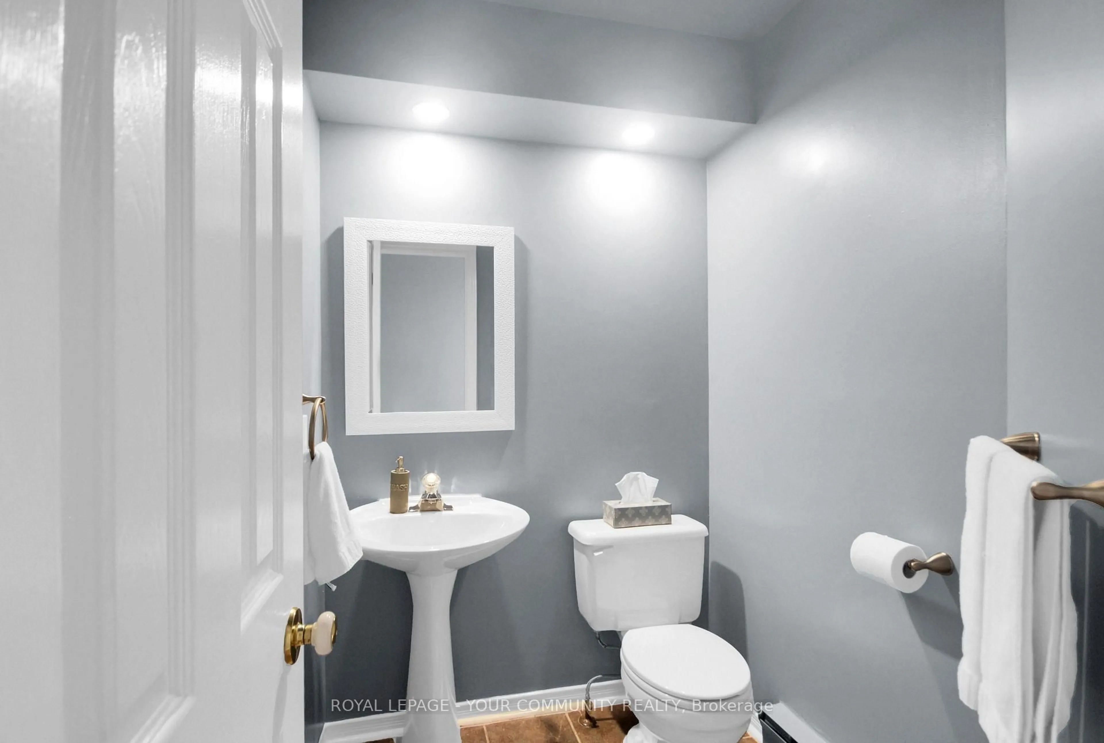 Standard bathroom, ceramic/tile floor for 402 Briston Private, Ottawa Ontario K1G 5R3