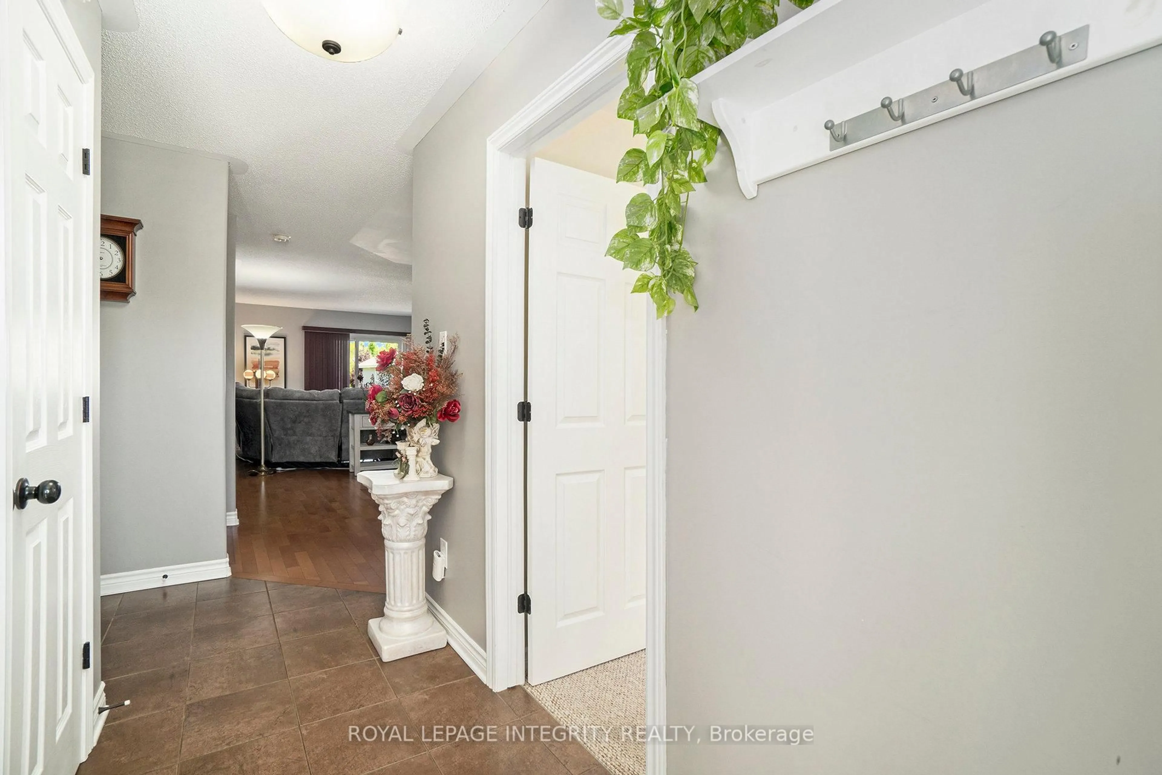 Indoor entryway for 44 Lee Ave, Smiths Falls Ontario K7A 0A2