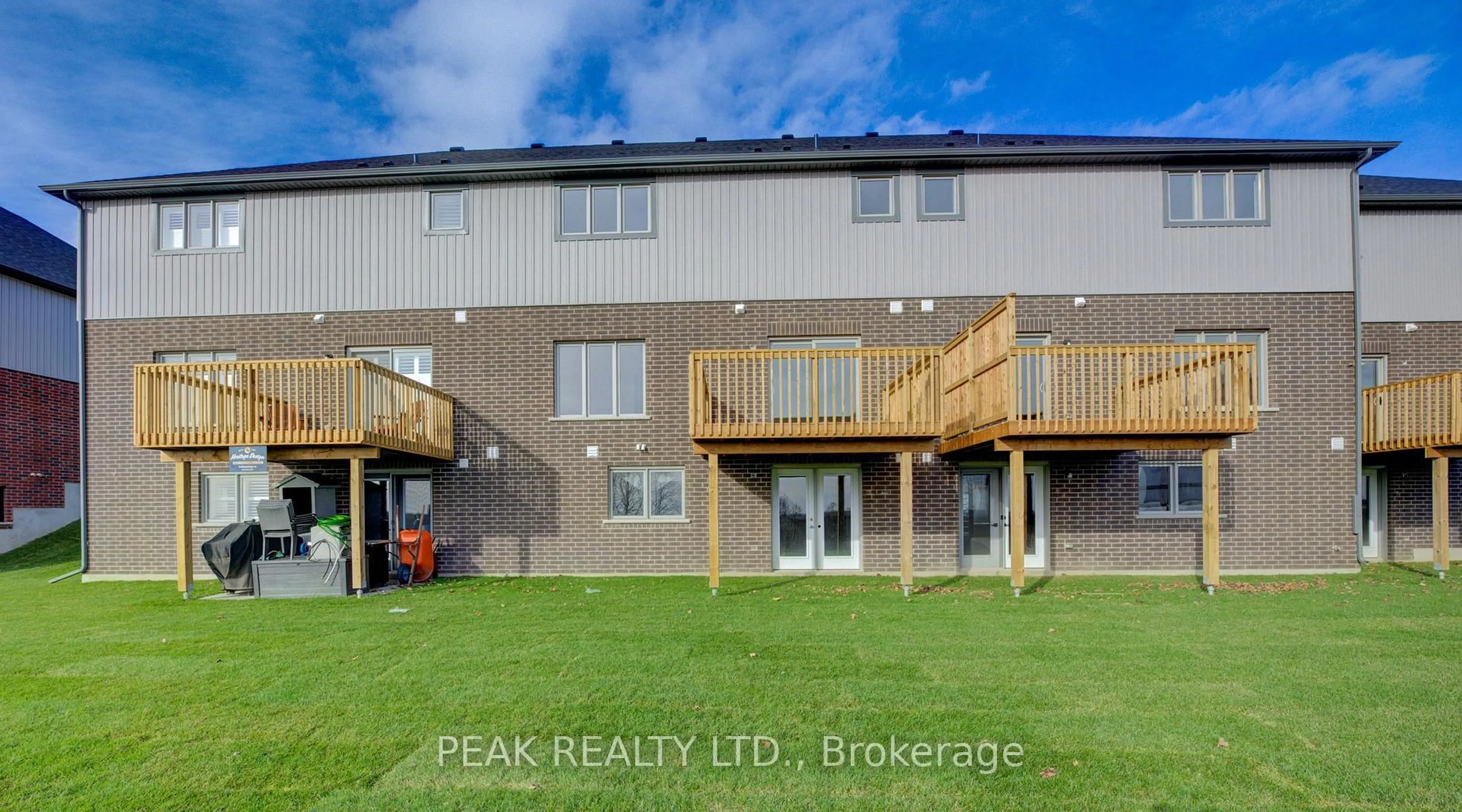 A pic from outside/outdoor area/front of a property/back of a property/a pic from drone, building for 243 Applewood St, Blandford-Blenheim Ontario N0J 1S0