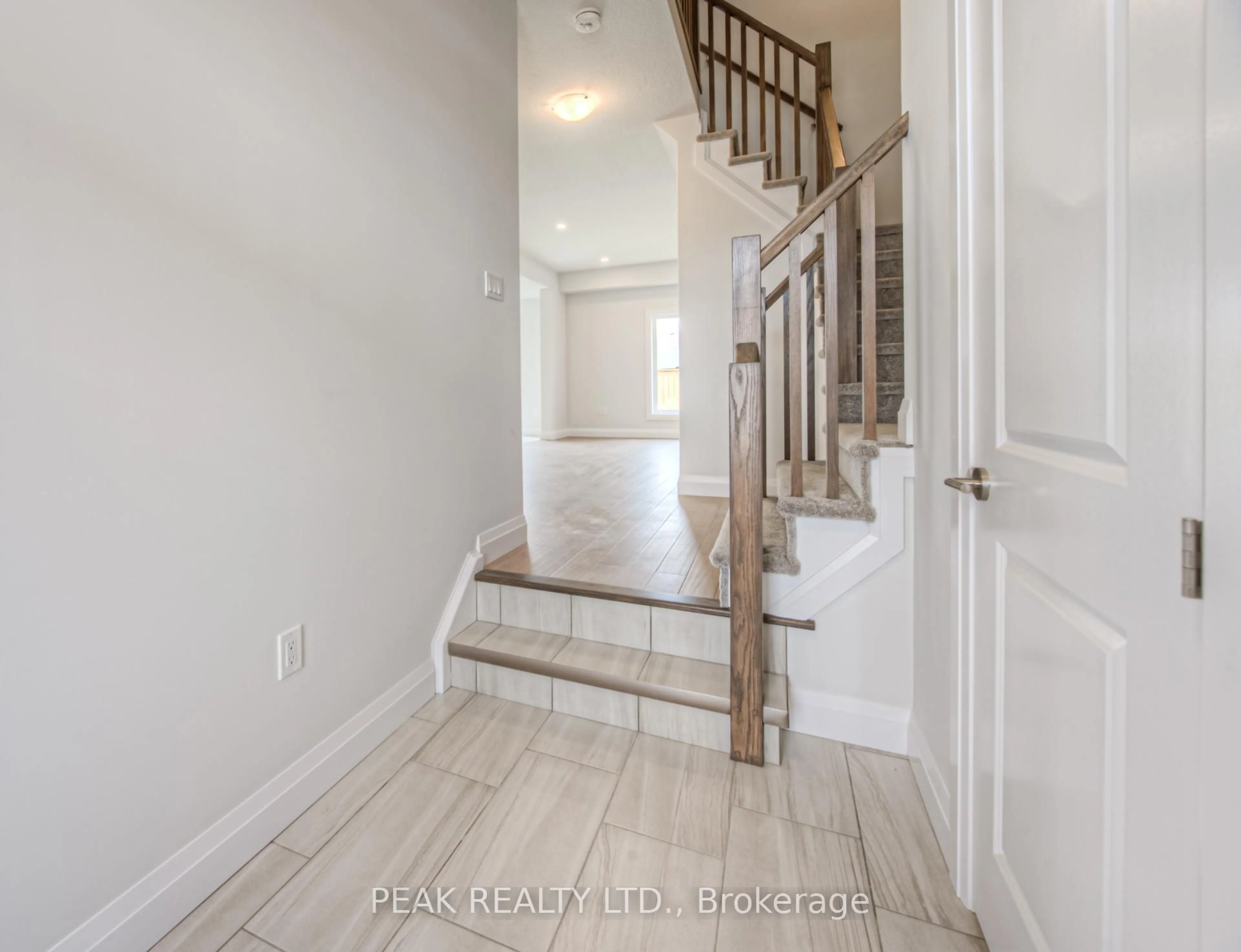 Indoor entryway for 243 Applewood St, Blandford-Blenheim Ontario N0J 1S0