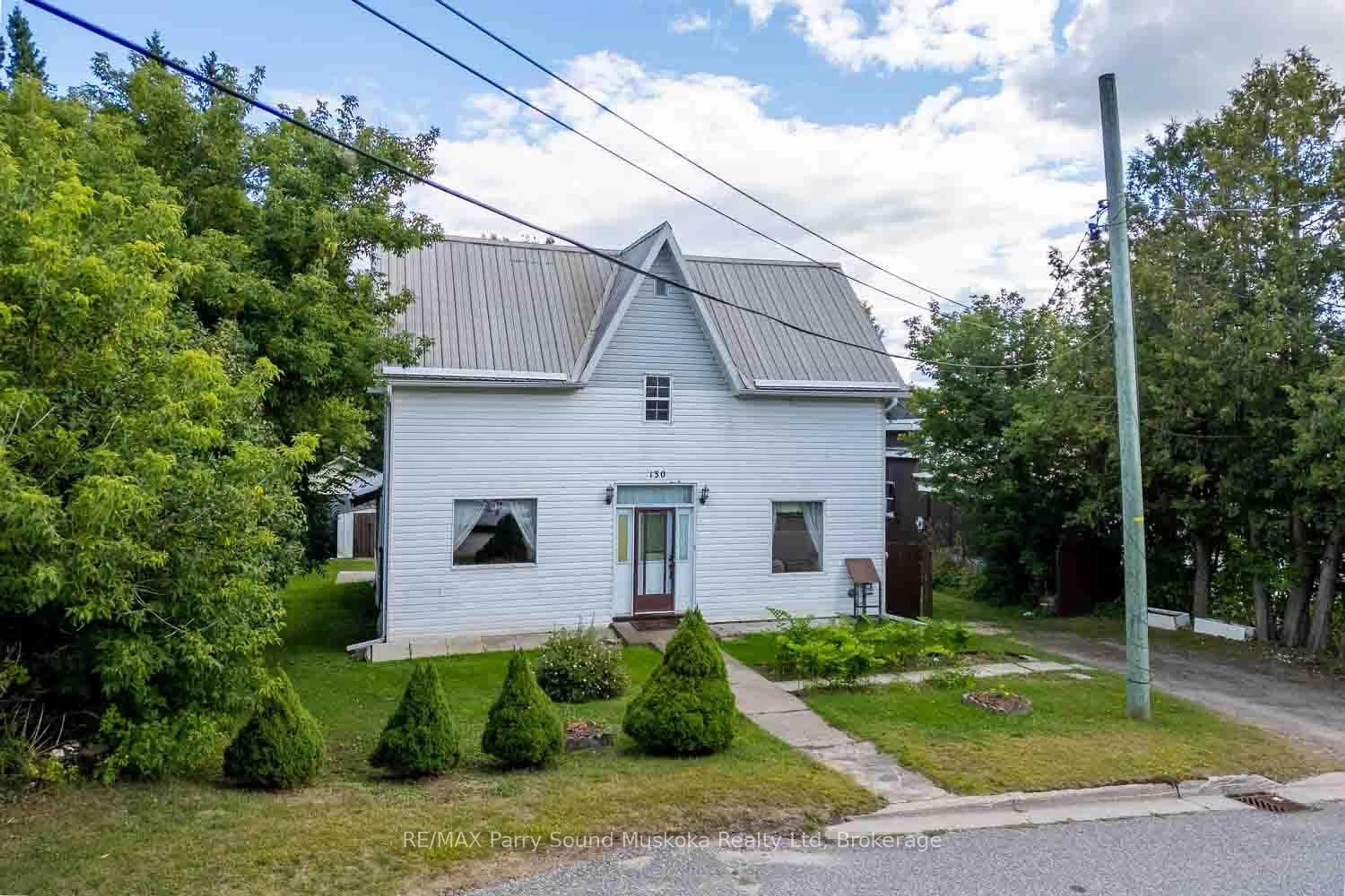 A pic from outside/outdoor area/front of a property/back of a property/a pic from drone, street for 130 Queen St, Burk's Falls Ontario P0A 1C0