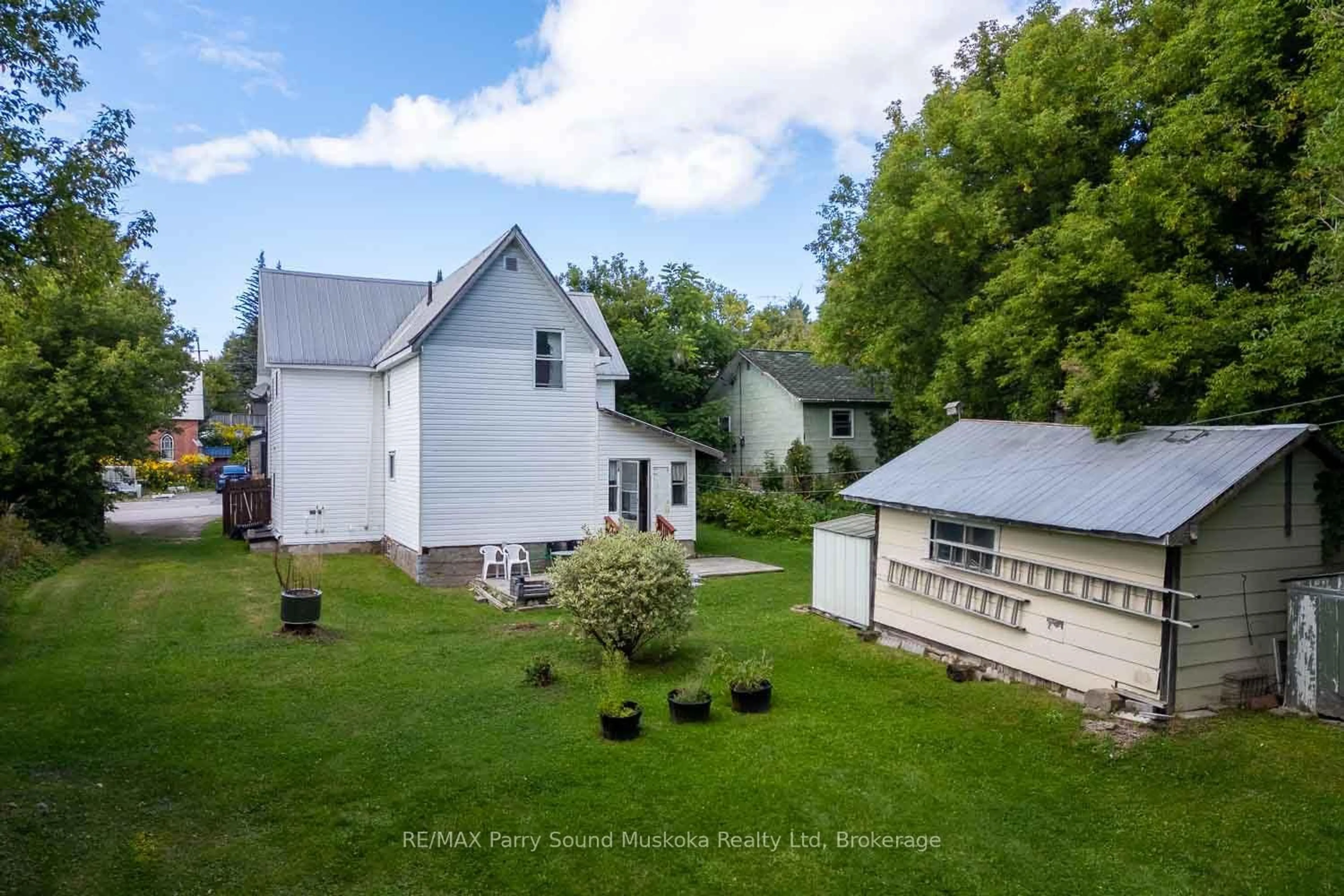 A pic from outside/outdoor area/front of a property/back of a property/a pic from drone, unknown for 130 Queen St, Burk's Falls Ontario P0A 1C0