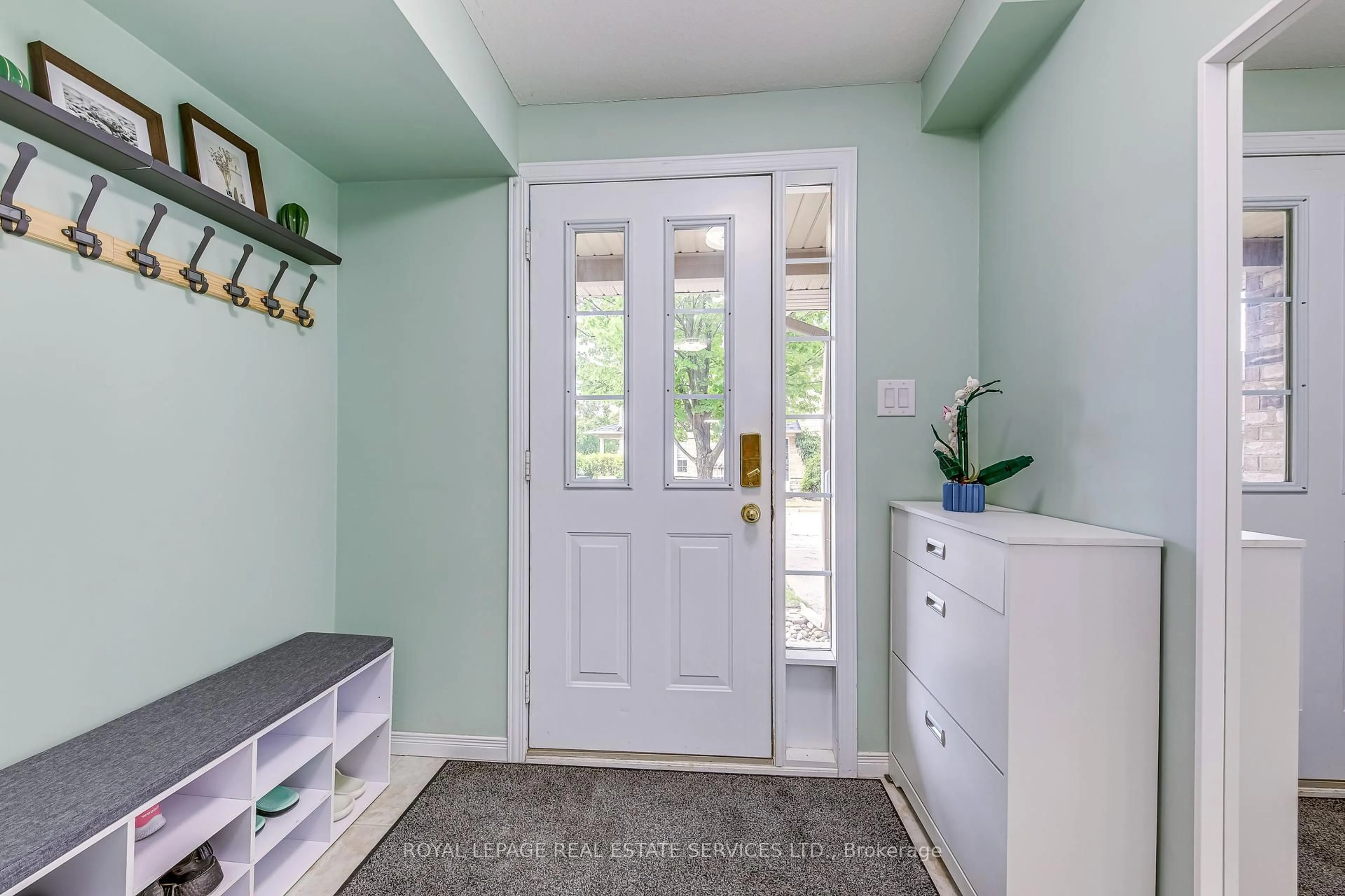 Indoor entryway for 7 Southside Pl #12, Hamilton Ontario L9C 7W6