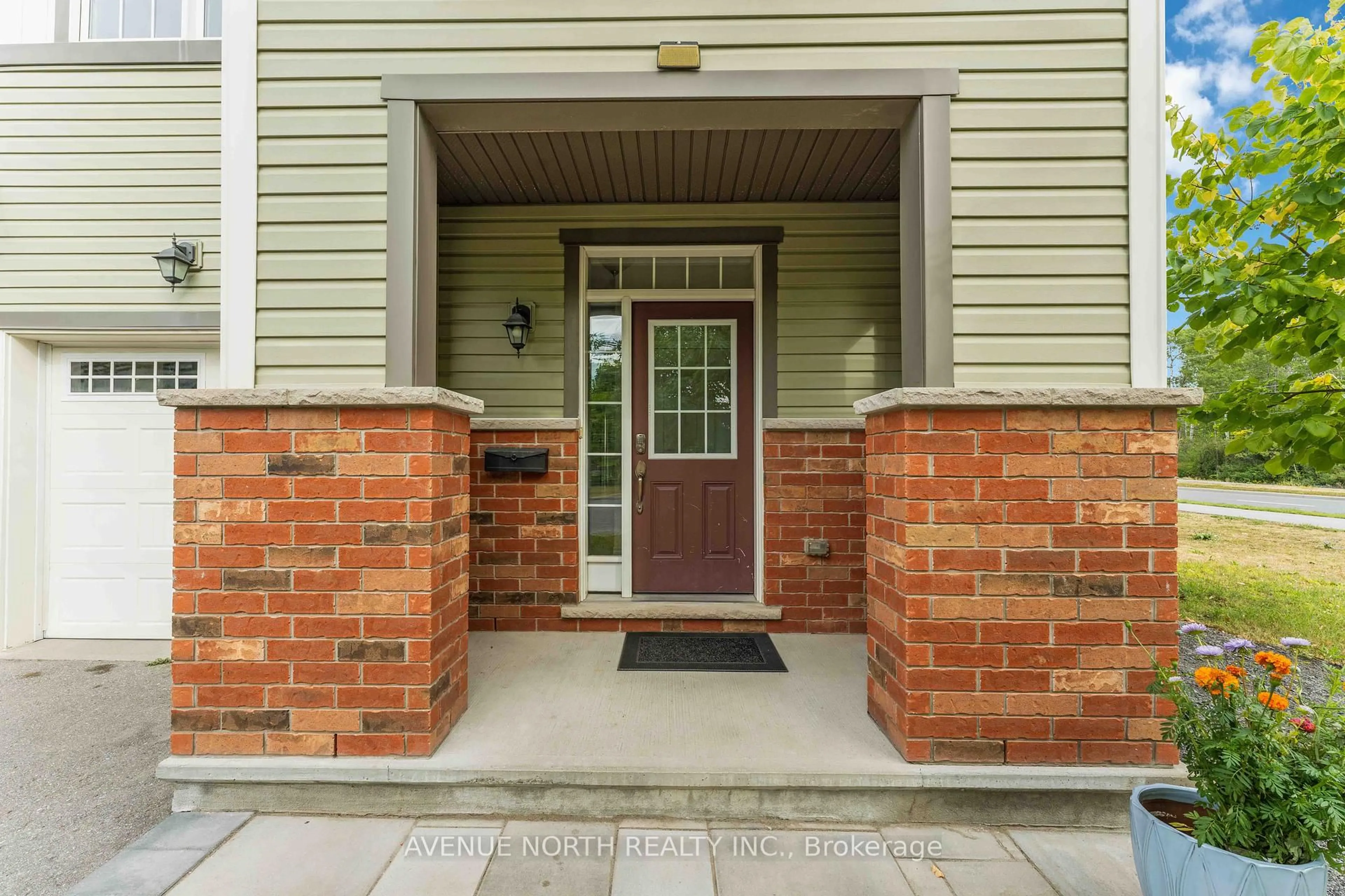 Indoor entryway for 563 Foxlight Circ, Ottawa Ontario K2M 0L9