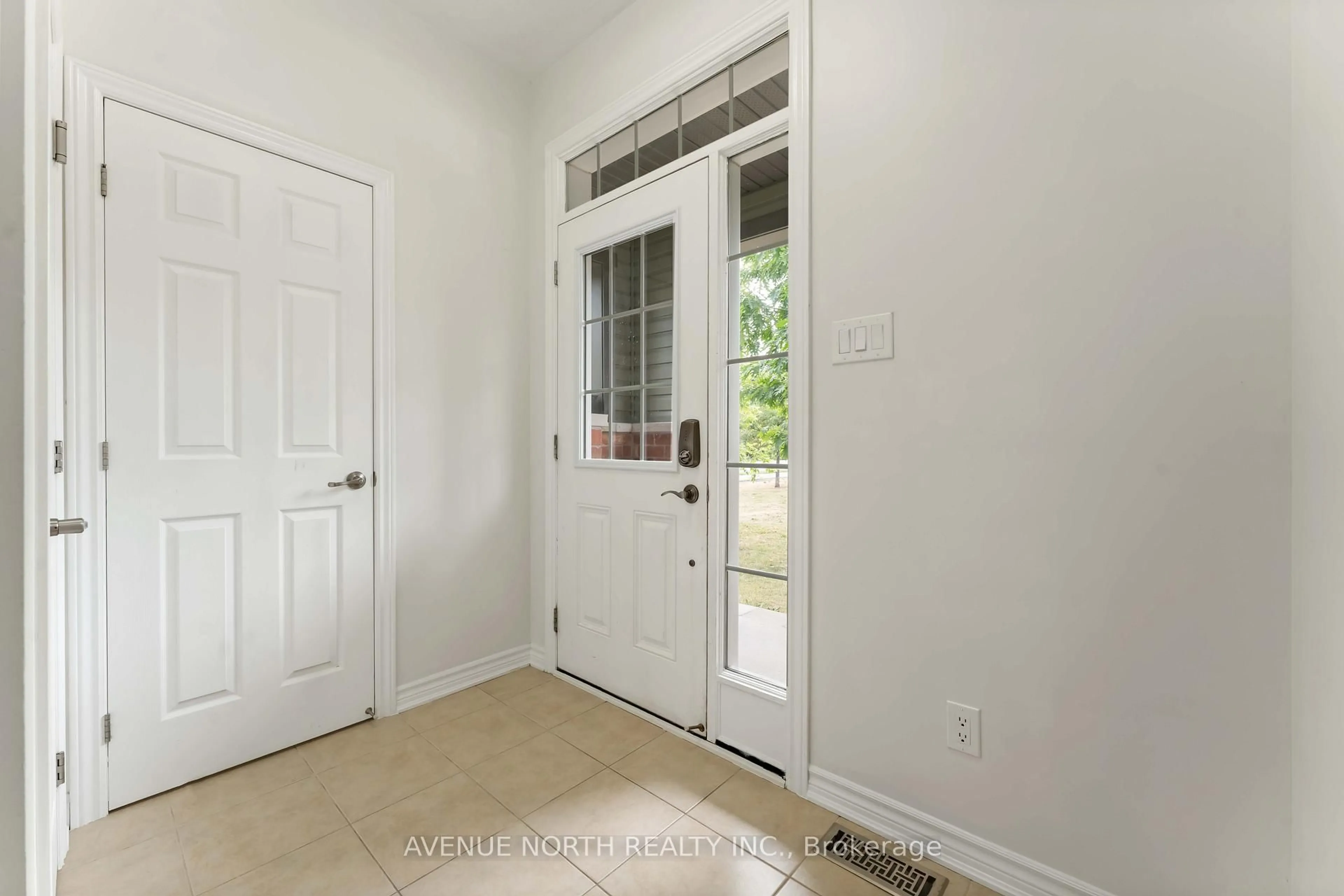 Indoor entryway for 563 Foxlight Circ, Ottawa Ontario K2M 0L9