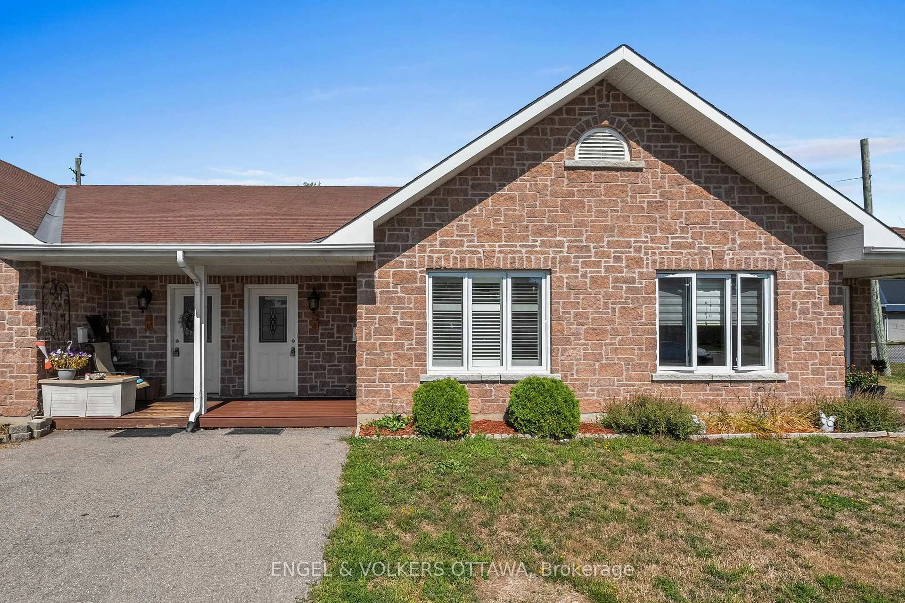 Home with brick exterior material, building for 50 Fifth St #E, South Dundas Ontario K0C 1X0