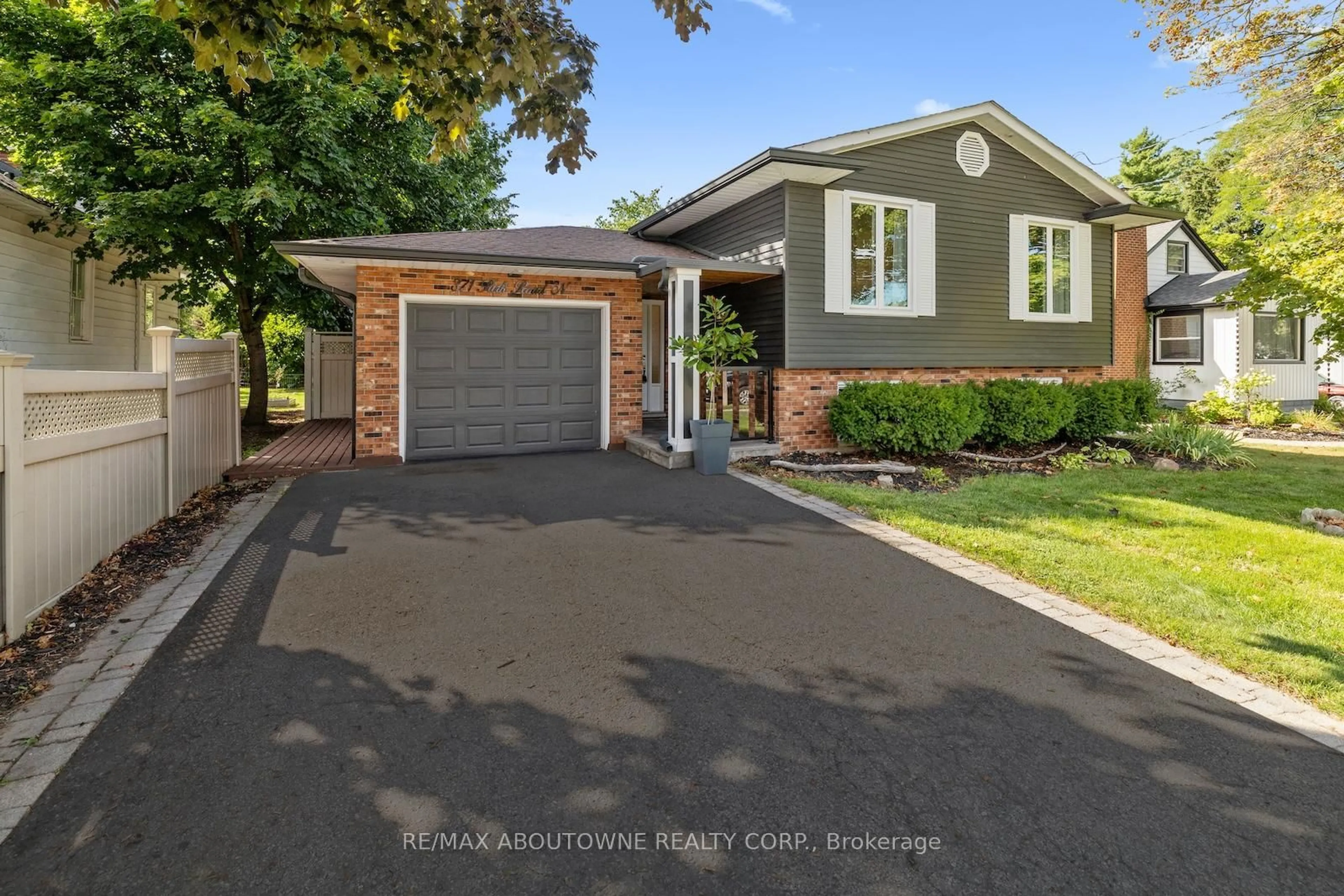 Home with brick exterior material, street for 371 Park Rd, Grimsby Ontario L3M 2P6