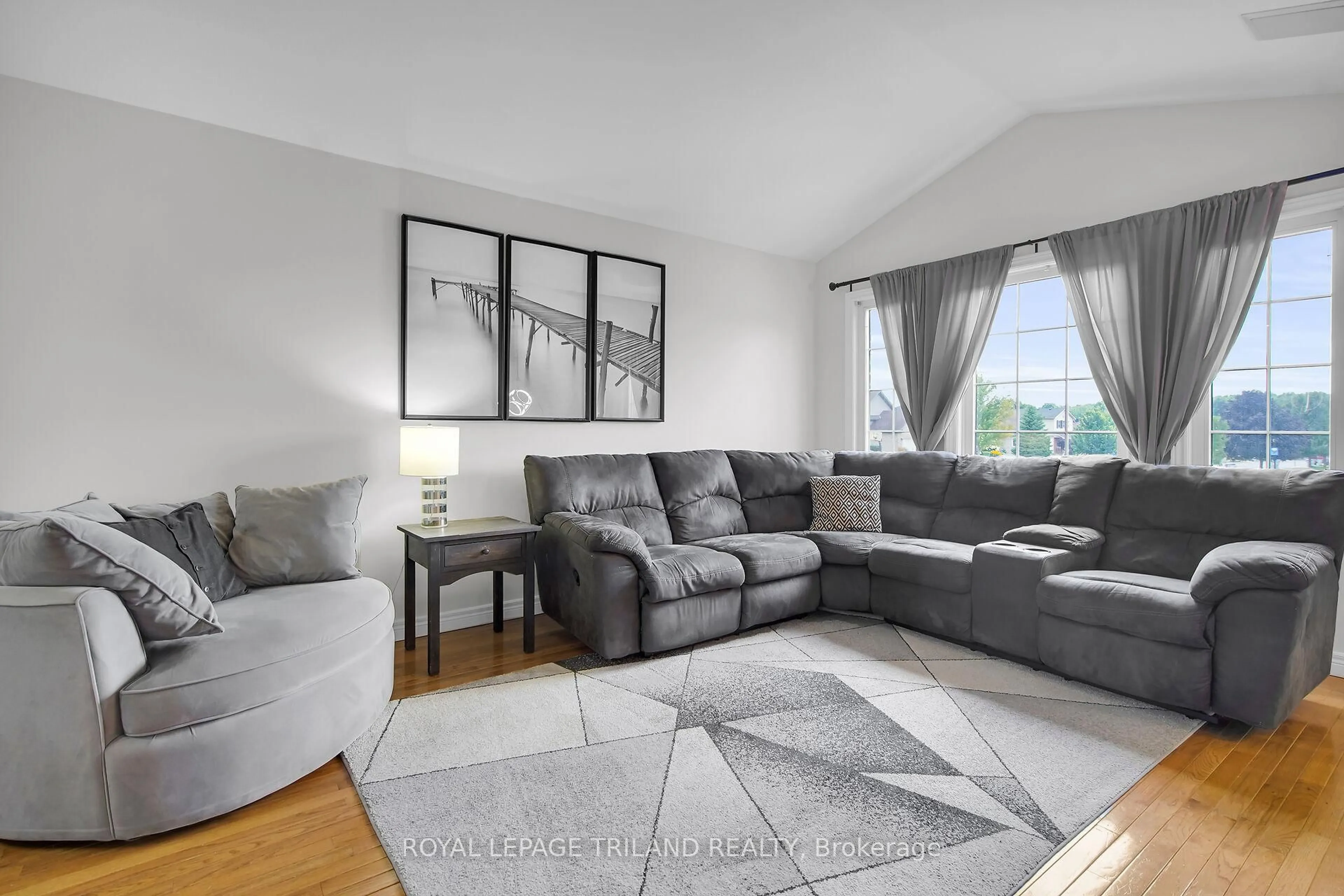 Living room with furniture, unknown for 67 Deborah Dr, Strathroy-Caradoc Ontario N7G 4C8