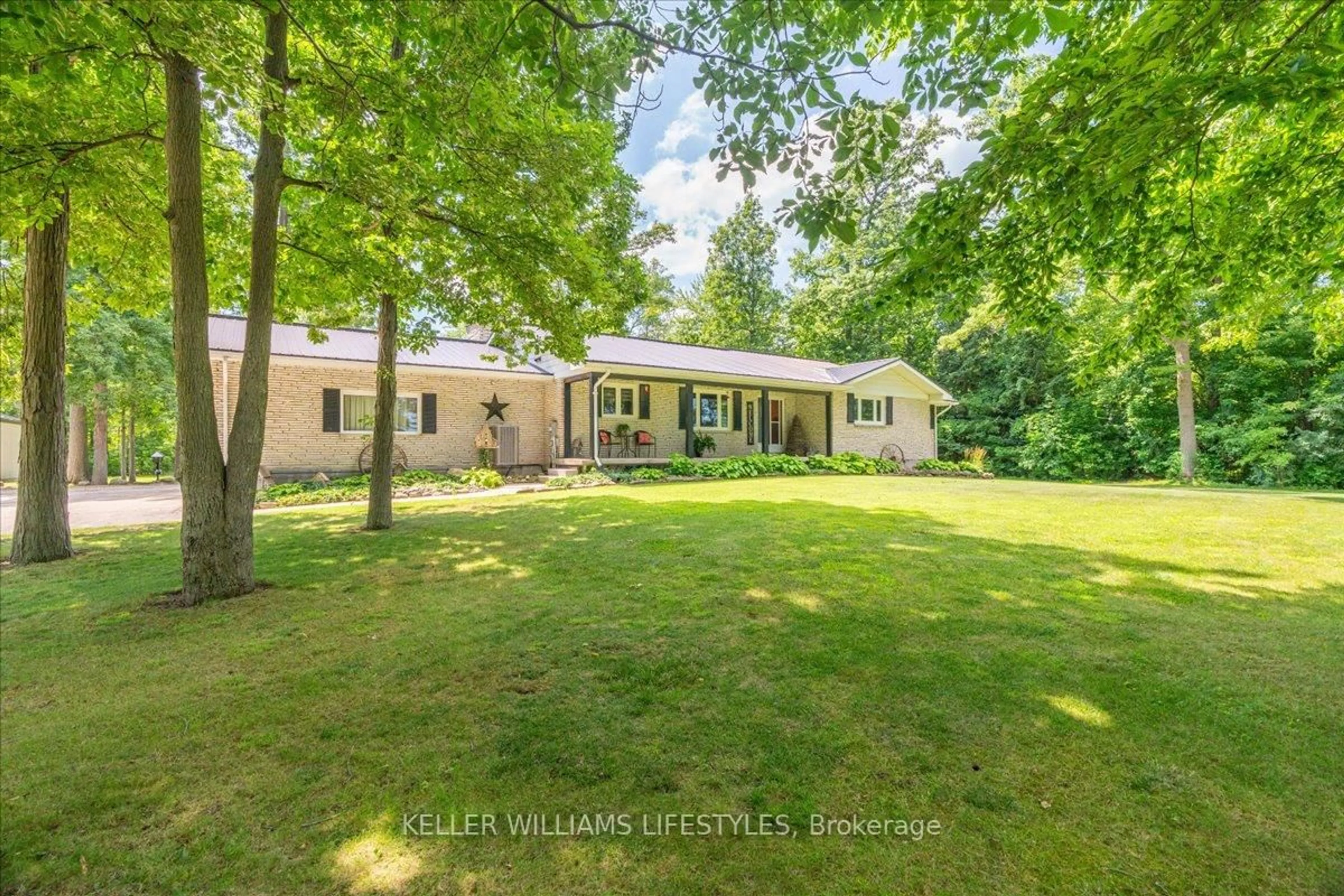 A pic from outside/outdoor area/front of a property/back of a property/a pic from drone, unknown for 6545 Thomson Line, Lambton Shores Ontario N0N 1J2